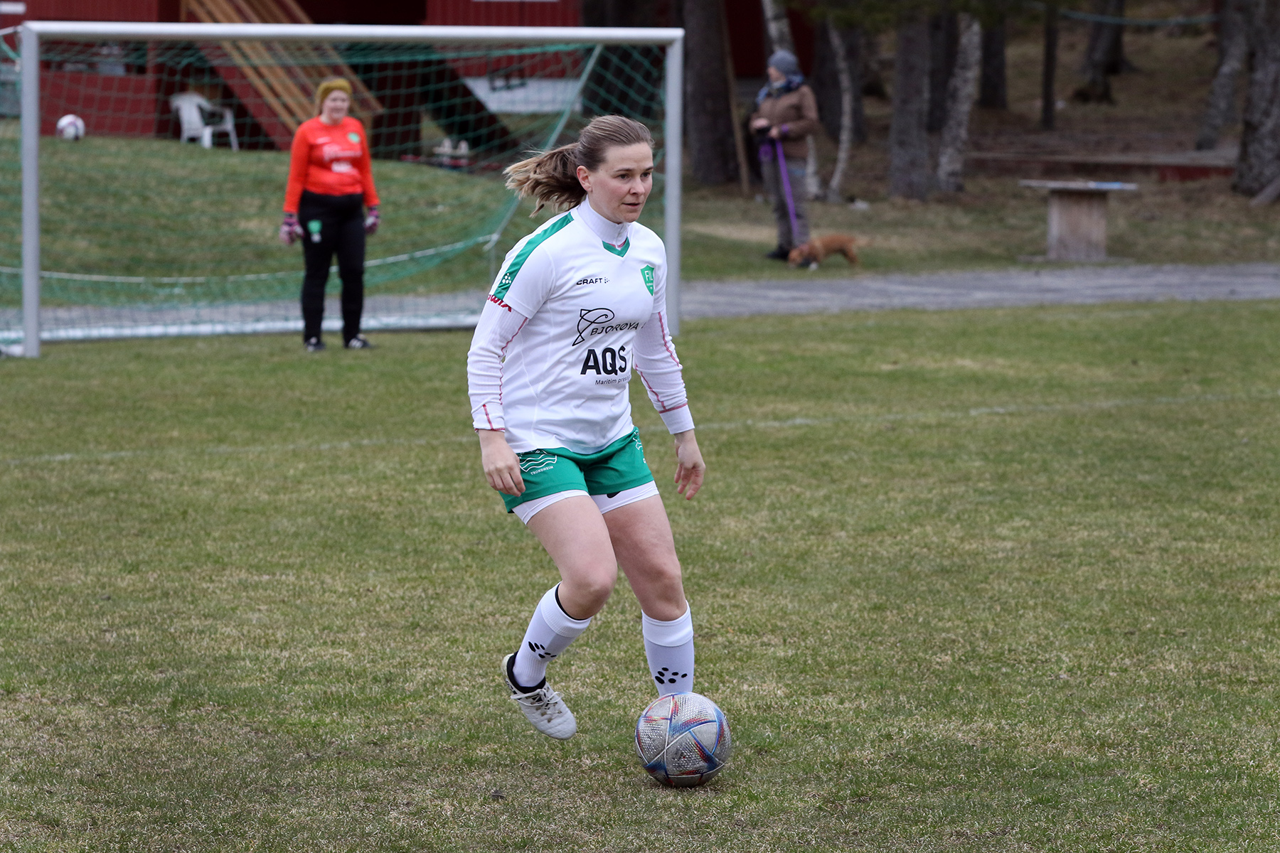 Kaptein Hilde Camilla Lænd er storfornøyd etter to kamper og seks poeng. (Foto: William Storø Høstland)