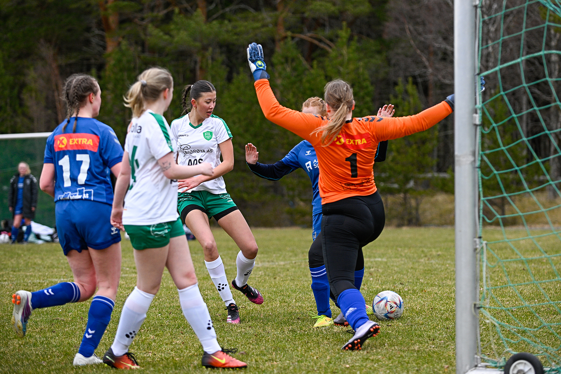 Ylva Christina Haagensen i aksjon foran Aasgutens mål. (Foto: Kristian Dahle Klocke)
