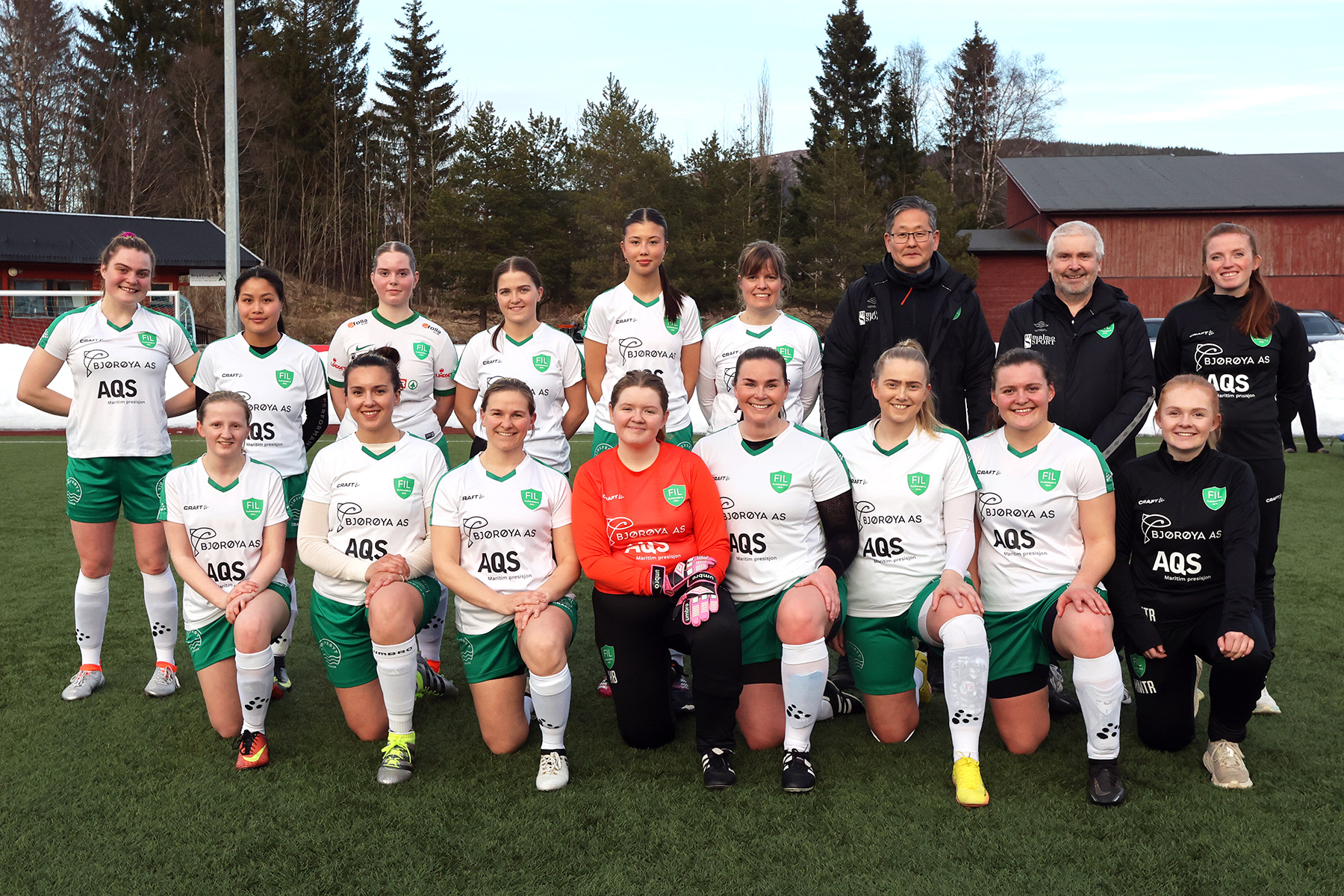 Flatangers kvinnelag foran kampen mot Namdalseid, foran fra venstre: Thea Steffensen, Emma Karoline Kaldahl, Hilde Camilla Lænd, Helga Bruheim, Siv-Eline Stenhaug, Signe Kristine Jakobsen, Karen Indiana Finanger og Hanne Marie Tyldum Ribsskog. Bak fra venstre: Lisbeth Finanger, Sara Teigmo Hansen, Vida Lovise Larsen Hunnestad, Amalie Stamnes Hågensen, Ylva Christina Haagensen, Kristine Altin, trener Lars Haagensen, oppmann Håvard Angen Haarstadstrand og Julie Leithe.
