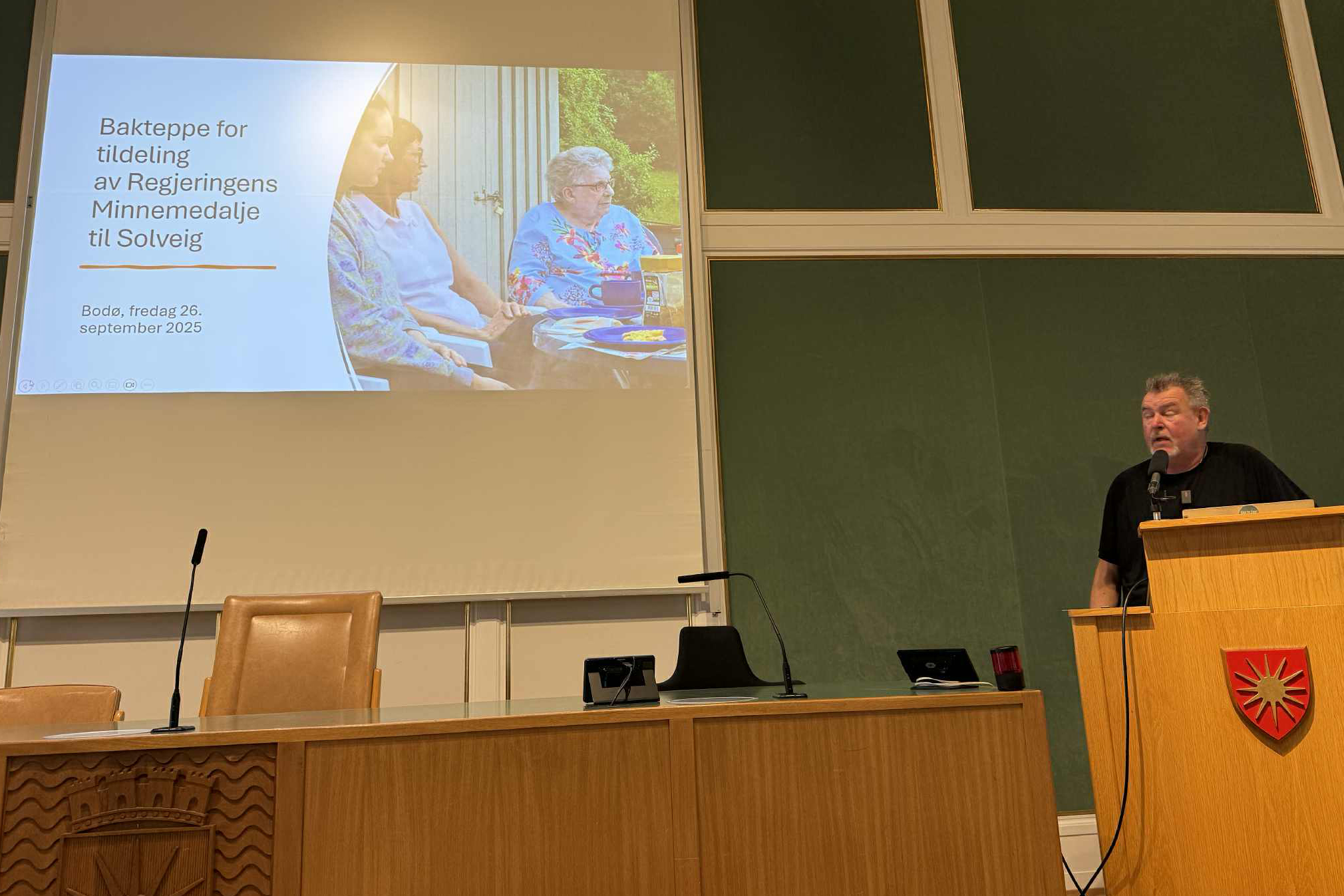 Lars Erik Kristiansen hadde nominert Solveig &Oslash;ien til medaljen, og han orienterte om krigshendelsene i Flatanger. (Foto: Randi Eriksen Kristiansen)