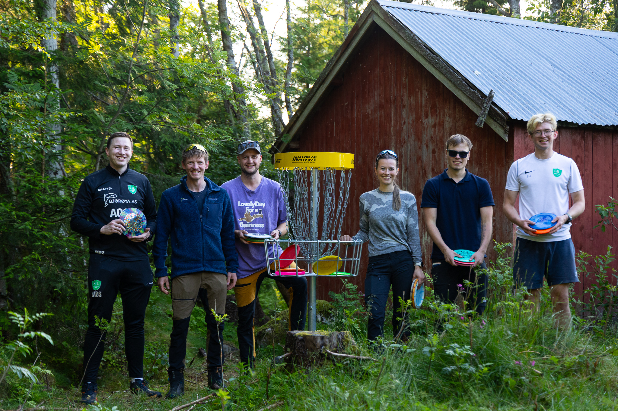I en digital tidsalder er diskgolfen sosial og samlende. F.v: Mikael Dahle Strand, Fredrik Dahle Klocke, Freddy Aakervik, Julie Sandnes B&aring;tnes, Edvard Wika og Simon H&aring;gensen. 
