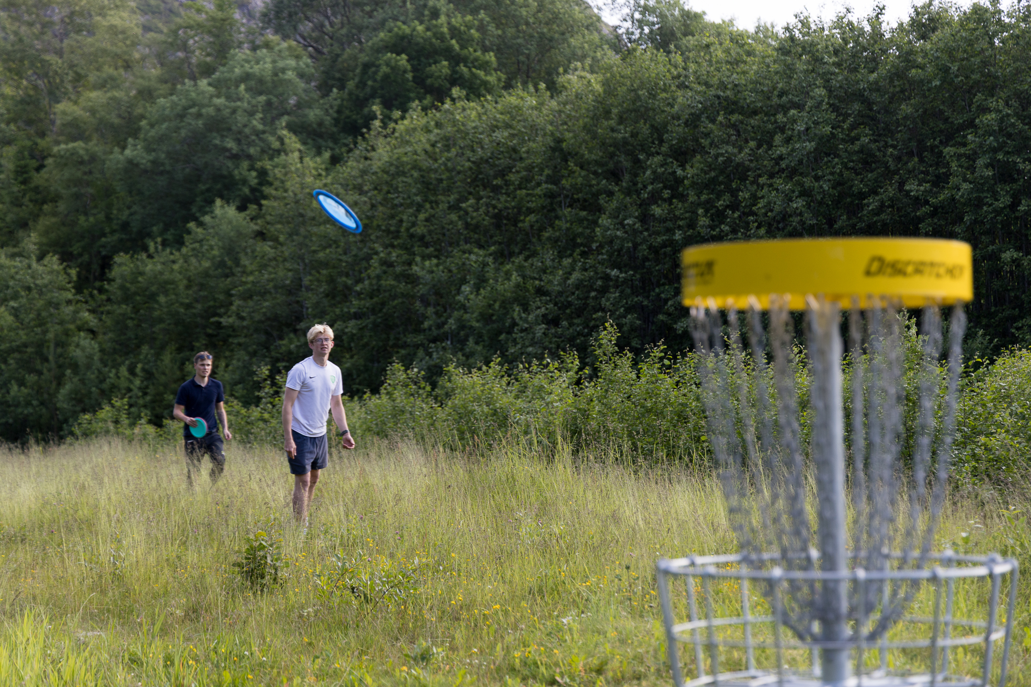 Frykt ikke, dette er ikke et grensemerke for en ny vei som skal bygges. Det er denne gjengen som har en ny hobby. 