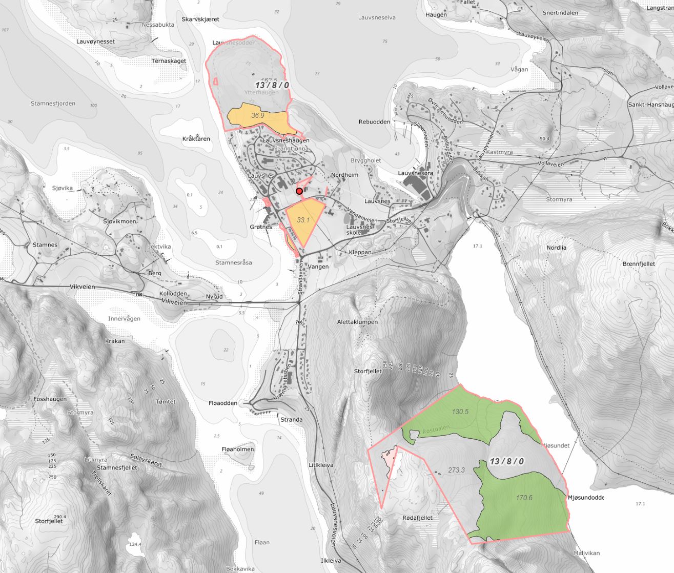 Dette er eiendommen Lauvsnesmoen. Den omfatter Lauvsnesodden og en st&oslash;rre teig ved Lauvsnesvatnet, i tillegg til dyrkajorda i Lauvsnes sentrum og ved Ytterhaugen. (Kart: Nibio g&aring;rdskart)