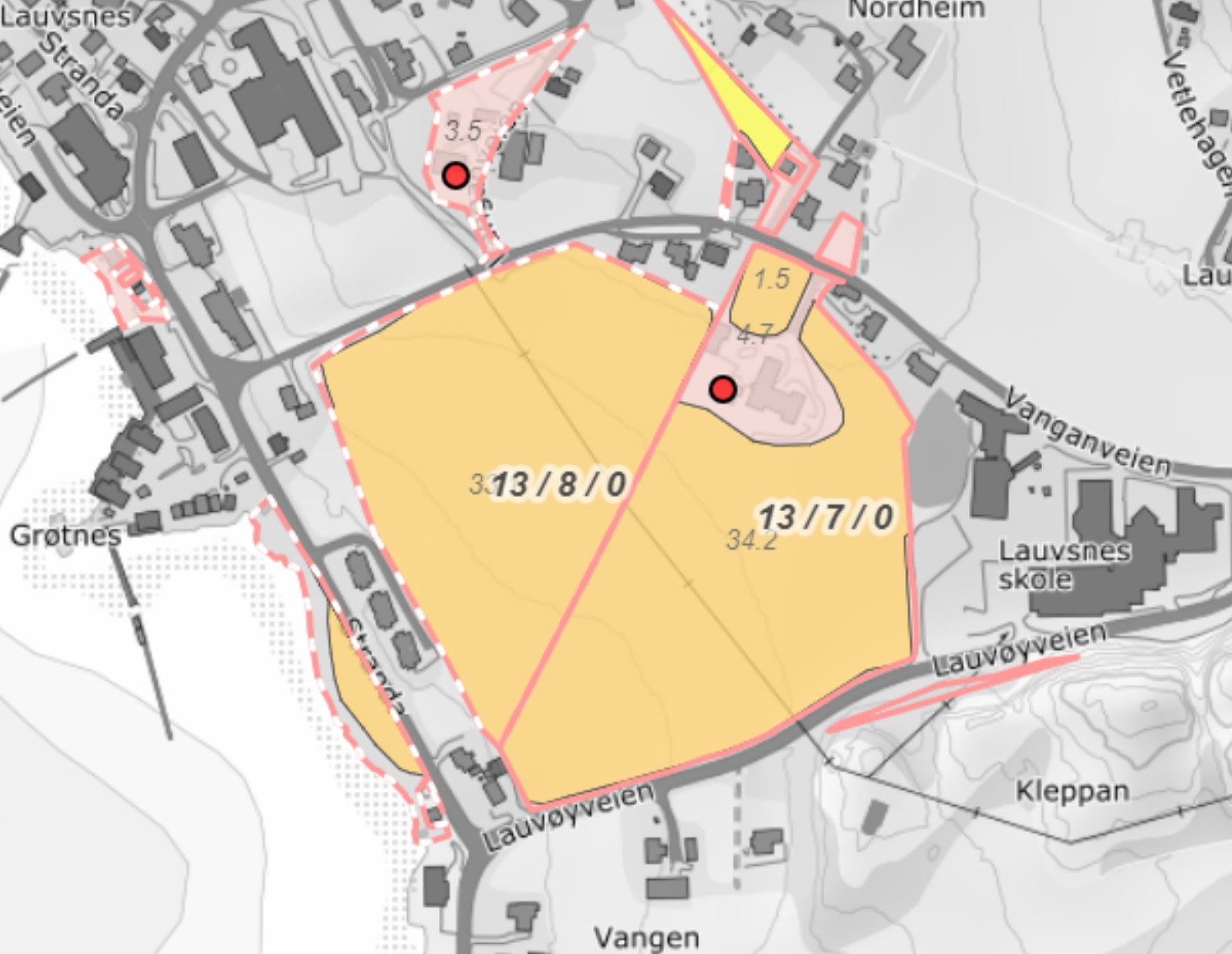 Eiendommene grenser mot hverandre, som her p&aring; den store teigen p&aring; Lauvsnes. Brukssenteret for Lauvsnesmoen &oslash;verst litt til venstre, og brukssenteret for Brigt Olav Lauvsnes til h&oslash;yre. Begge er markert med r&oslash;d prikk. Eiendommene grenser ogs&aring; til hverandre ved Lauvsnesvatnet.