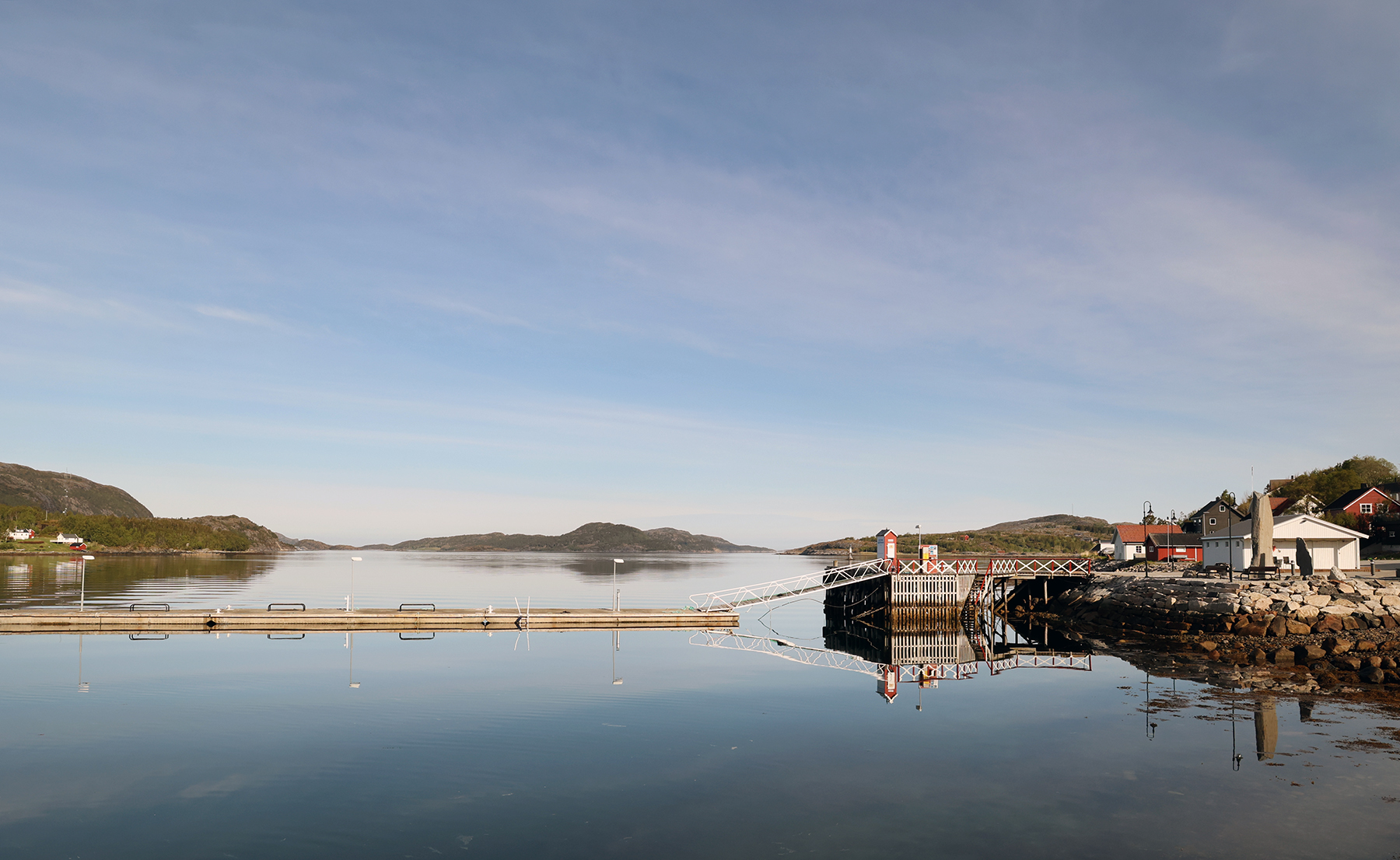 Gjestebrygga p&aring; Lauvsnes i morgensol.