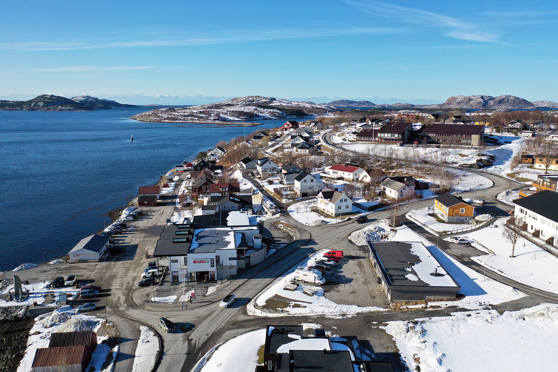 Landskapsarkitektene har lyst til &aring; gj&oslash;re noe med parkeringa i Lauvsnes sentrum, og vil flytte noen bilene lenger unna butikken. (Arkvibilde)