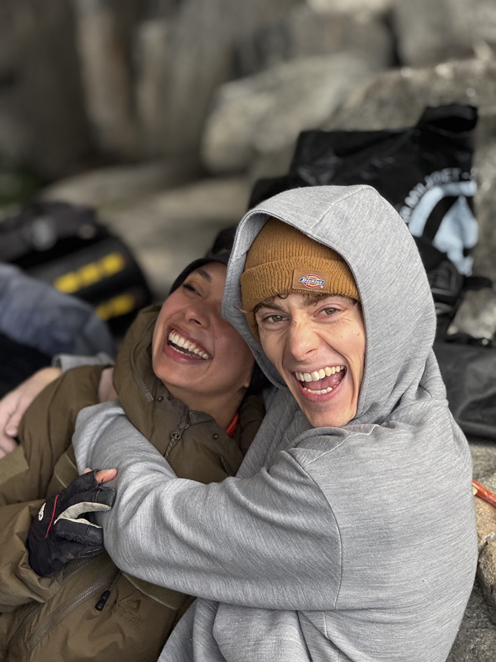 Leo Ketil Bøe feirer klatrebragden sammen med sin kjære, Johanna Jupin. (Foto: Doug McConnell)