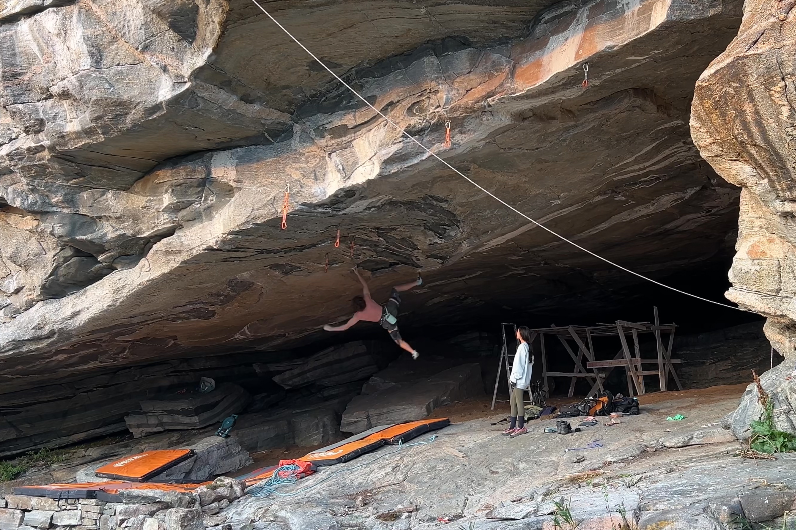 Leo Ketil B&oslash;e har boltet ei ny rute i en heller p&aring; Havstein, og den har han gitt graden 9a+. (Foto: Privat)