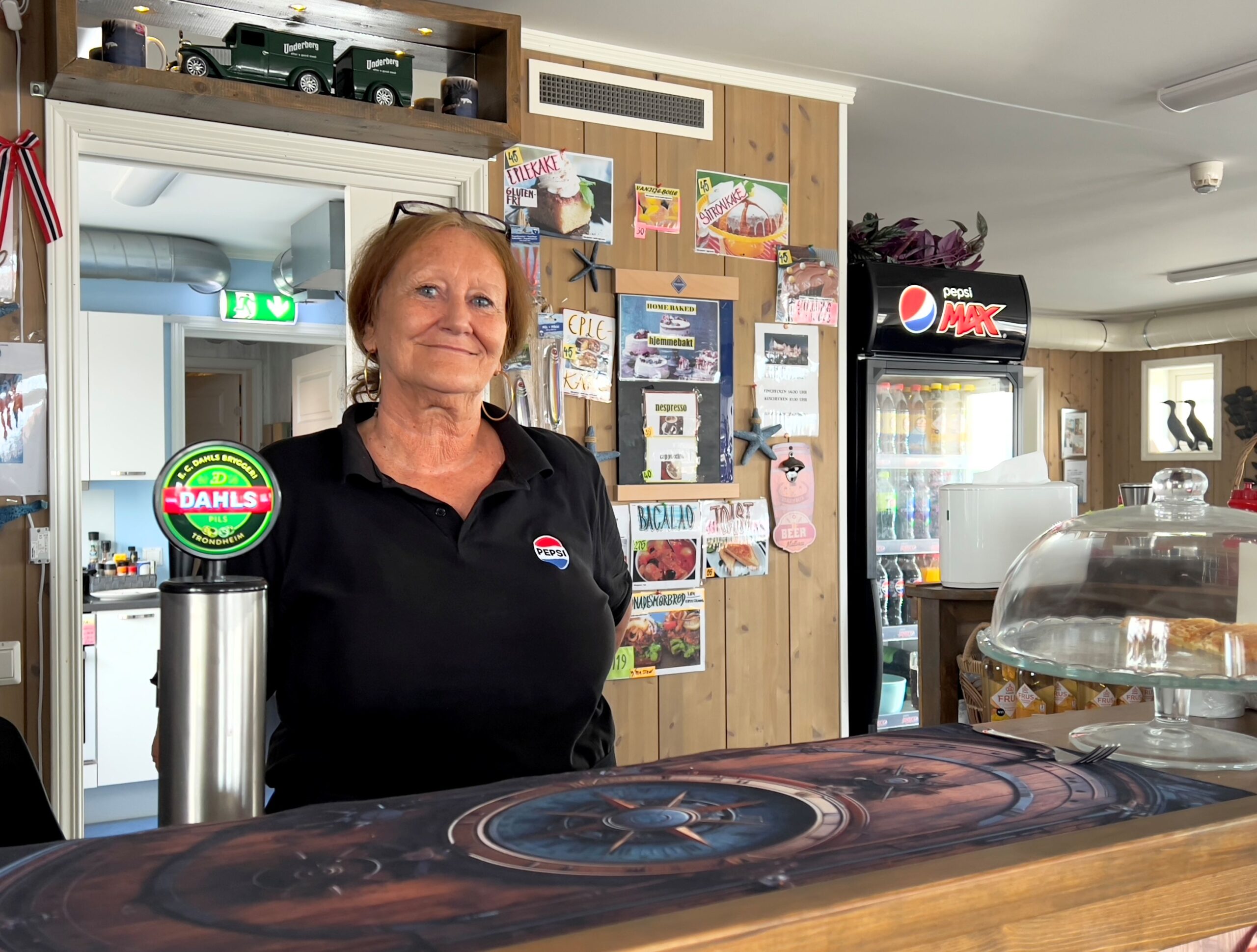 Lillian har restaurant og butikkvarer for gjestene. 