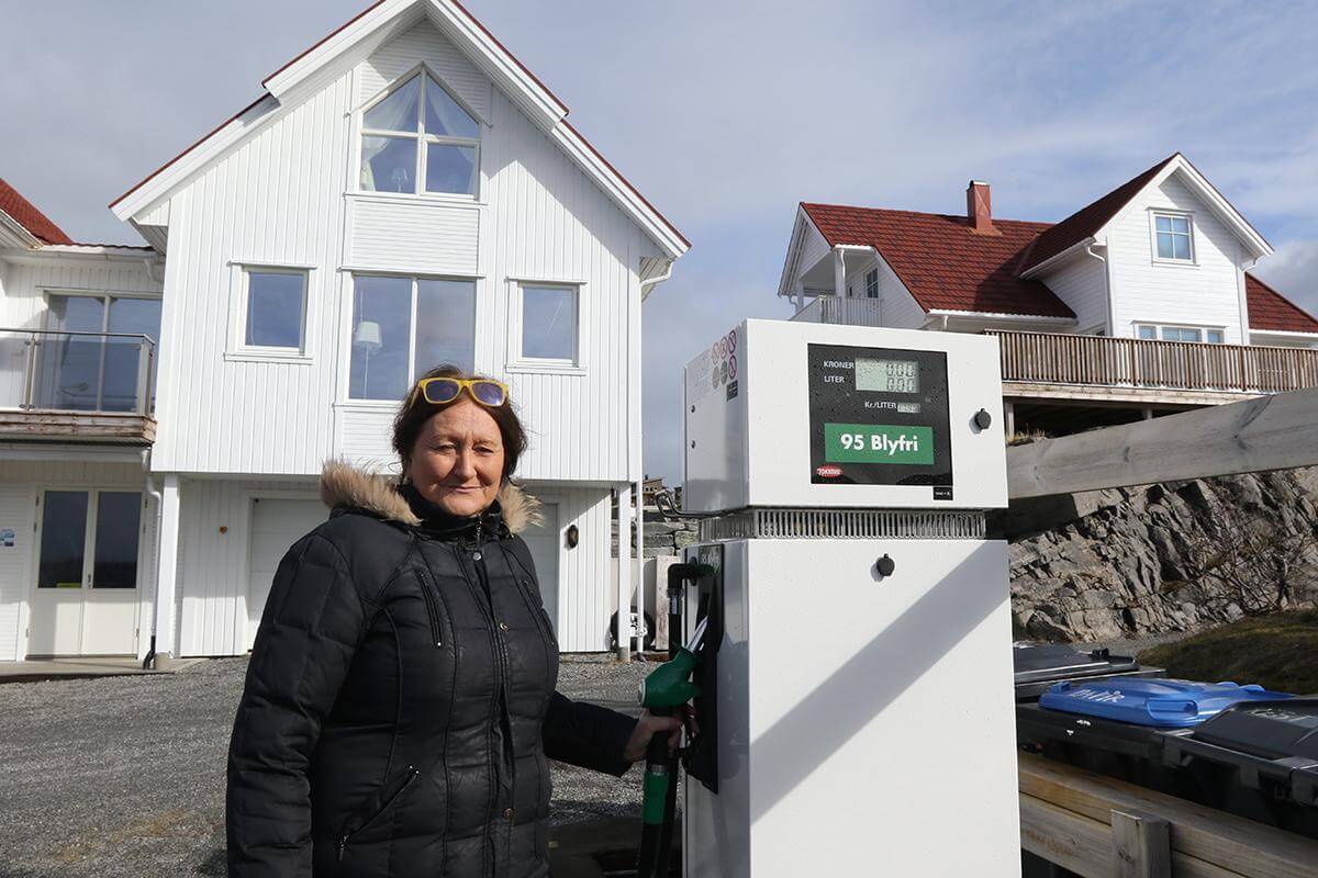 Lillan M&aring;rvik Engbakken med &aring;rets nyinvestering: Bensinpumpe hvor b&aring;tfolk og bilister kan fylle tanken.