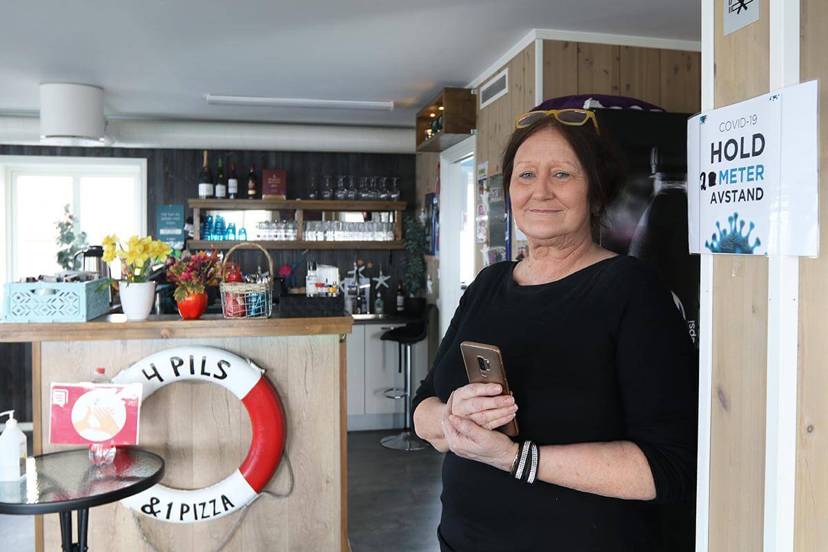 To meters avstand og h&aring;ndsprit i kafeen, men &oslash;l og vin f&aring;r Lillian M&aring;rvik Engbakken ikke lov til &aring; selge.