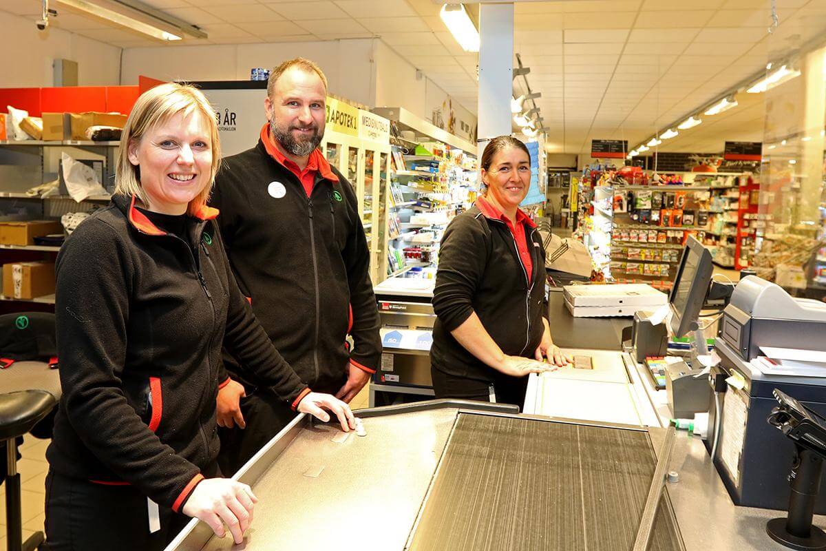Lise Sørgaard, Theodor Guldvik og Janne Lindemann var på jobb tirsdag, men totalt er det 13 ansatte i butikken.