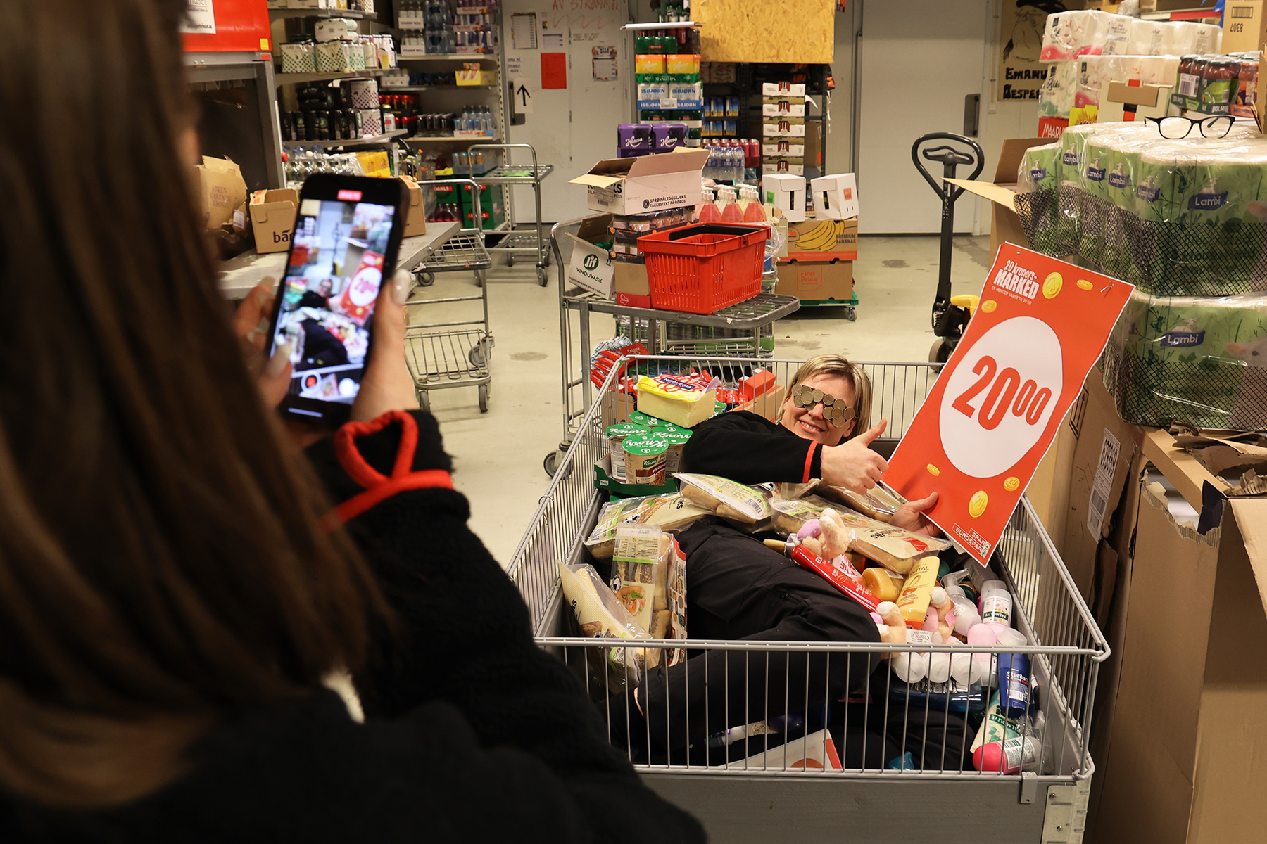 En ny video skal lages, og Lise har tatt plass i varekurven. Jenny Olsen Guldvik filmer med mobilen.