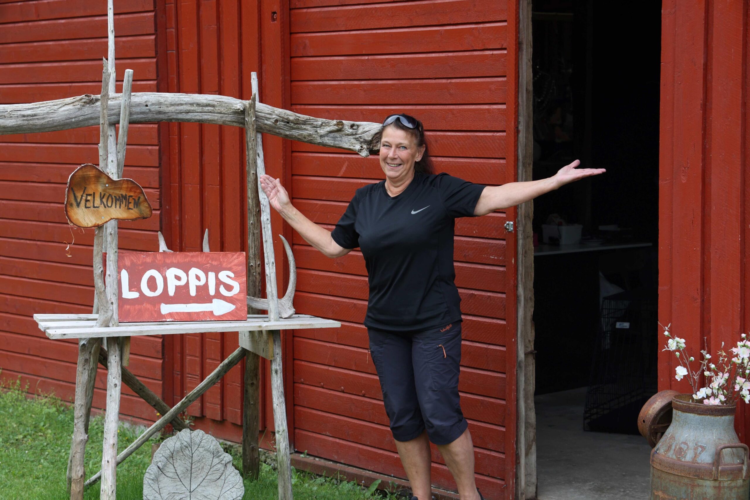 Mange kjenner kanskje Toivie Clearinge fra loppis i Vikdalen. N&aring; er loppis-gjenstandene maganisert og hun h&aring;per &aring; f&aring; gjenoppta loppisen neste sommer - i mellomtiden bruker hun vintere til kreative prosjekter. Foto: Arkiv.