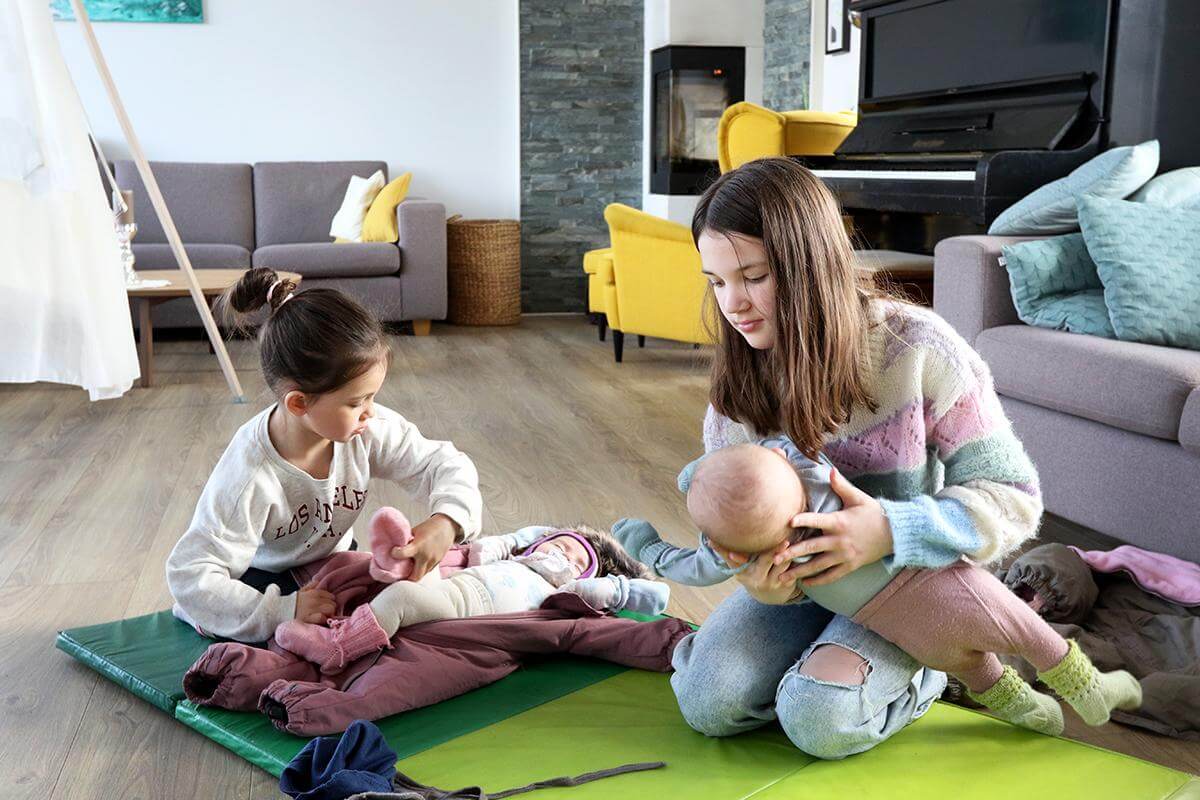 Lotta og Lovise er ivrige til &aring; hjelpe til med &aring; stelle tvillingene Agnes og Elias, som nettopp har tatt en blund.