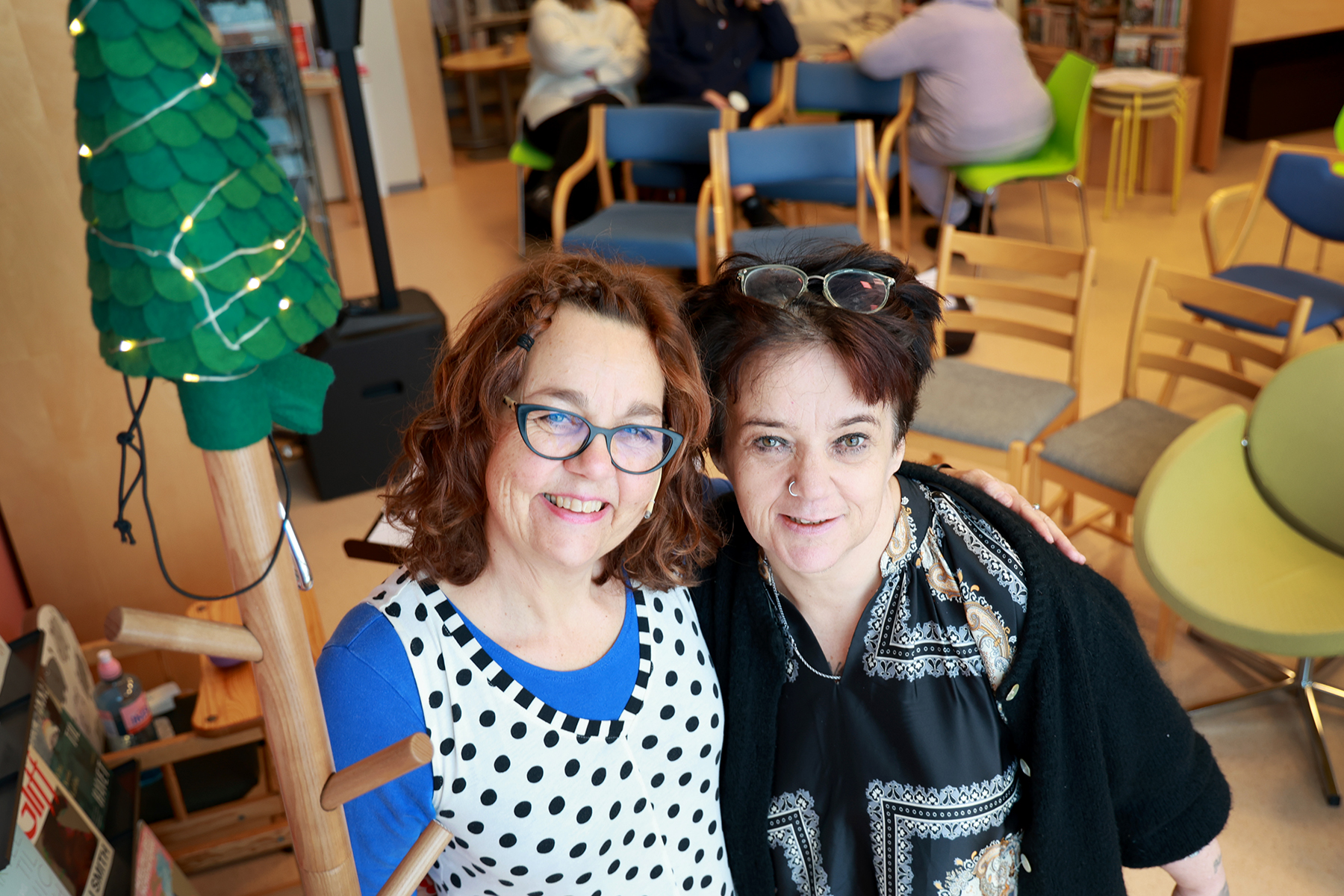 Lovise Foss (til venstre) delte sine erfaringer og tanker rundt skam på en for anledningen innendørs bålprat, som Nina Josteinsdatter Vesterdal er ansvarlig for.