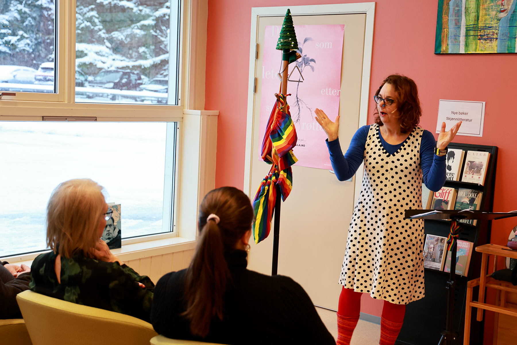 Lovise Foss og kunnskapens tre, som inneholdt poser med sju dødssyndene. - Den verste er når vi føler oss helt feil, når vi ikke føler vi passer inn i ramma, sa hun.