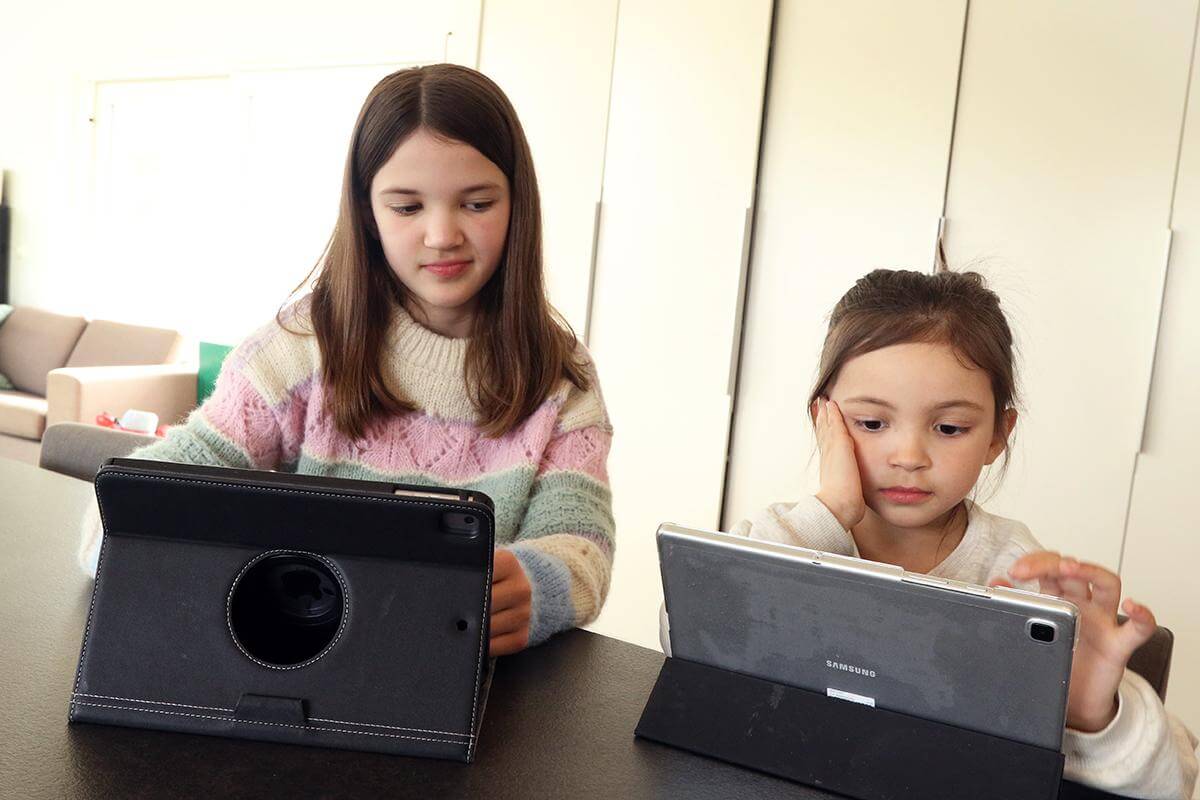 Lovise og Lotta kan bruke iPad, men kontakten med omverdenen er heller d&aring;rlig.