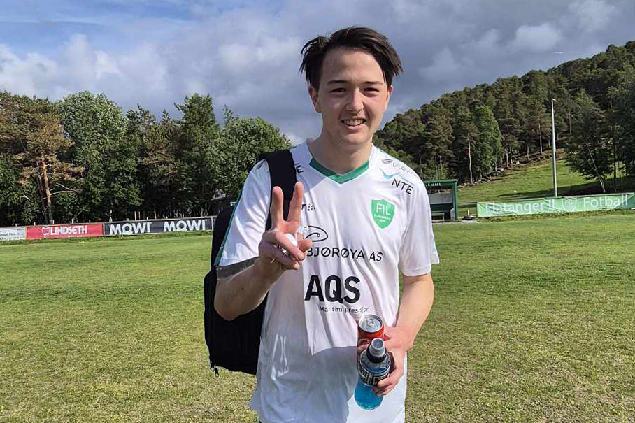 Lucas Haagensen sk&aring;ret ett m&aring;l og skaffet Flatanger en straffe, som Thomas Hodd&oslash; Breistrand satte i nettet. (Foto: Johnny Dahle)