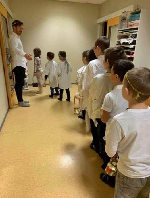 Elevene i 1. og 2. klasse gikk luciatog. Her med kontaktlærer Øyvind Moldrheim.