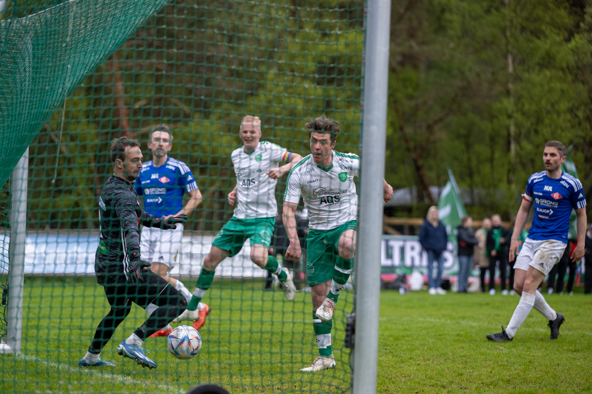 Ludvik Hjelde fanget ballen i lufta og den gikk rett forbi Namsos-keeper Scott Brekke. (Foto: Kristian Dahle Klocke)