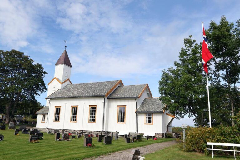 L&oslash;v&oslash;y kirke er funnet bevaringsverdig av Riksantikvaren.