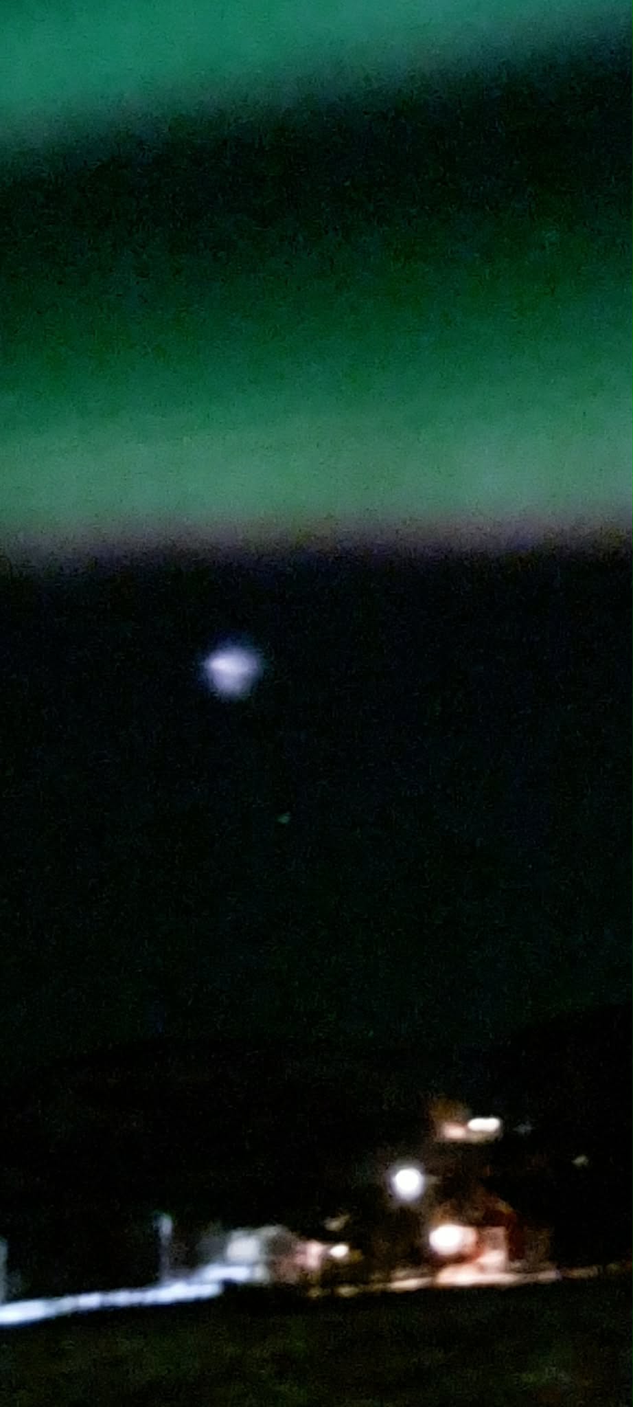 Lysfenomenet fotografert fra Vik mot Geit&oslash;ya. (Foto: Tone Eian)