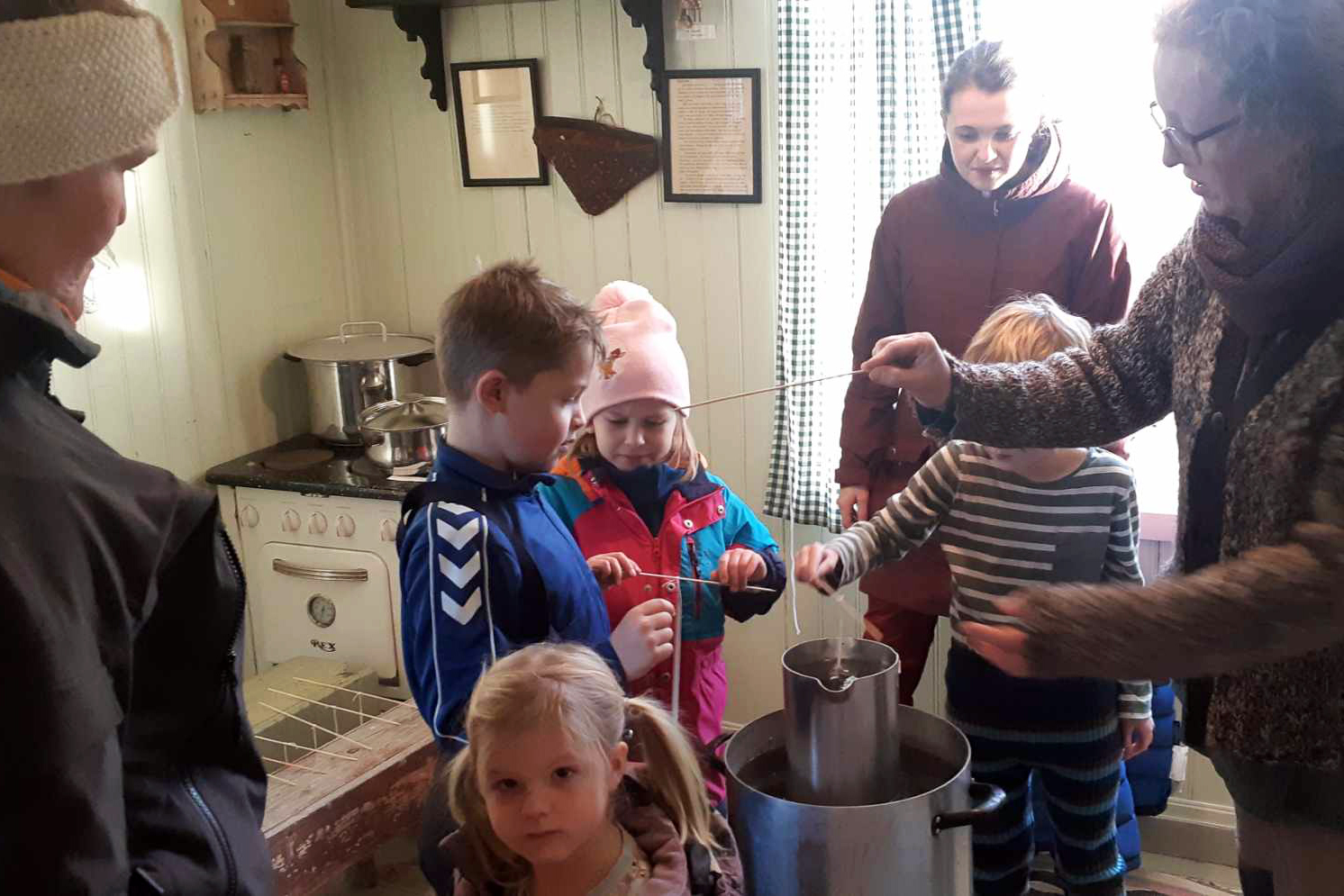 Ogs&aring; i &aring;r kan du st&oslash;ype ditt eige lys p&aring; bygdemuseet. Arkivfoto. 