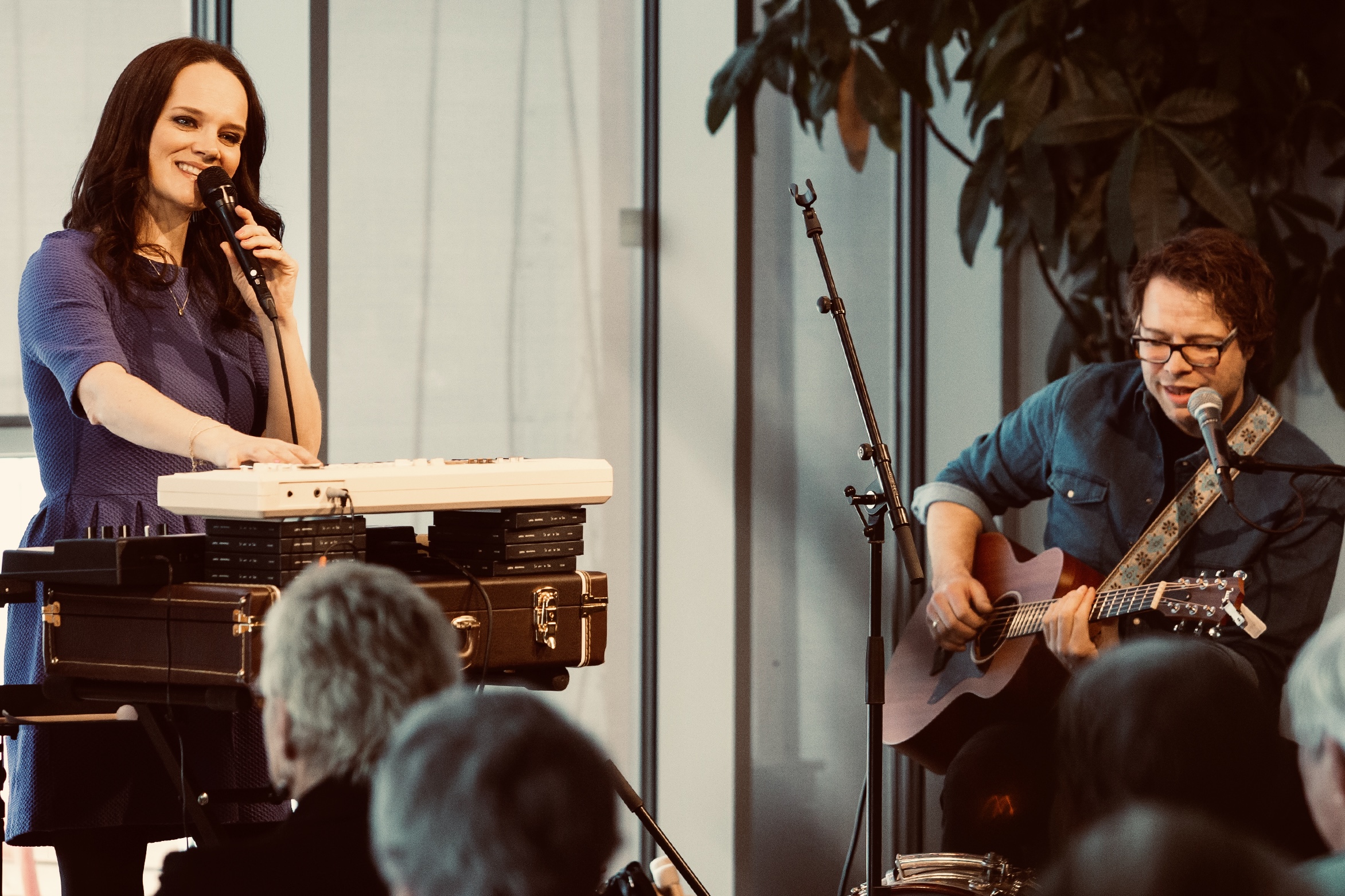 Det blir lettnynnelige melodier, lover Karin Okkenhaug og Hermund Nyg&aring;rd. Foto: Kai Hansen. 