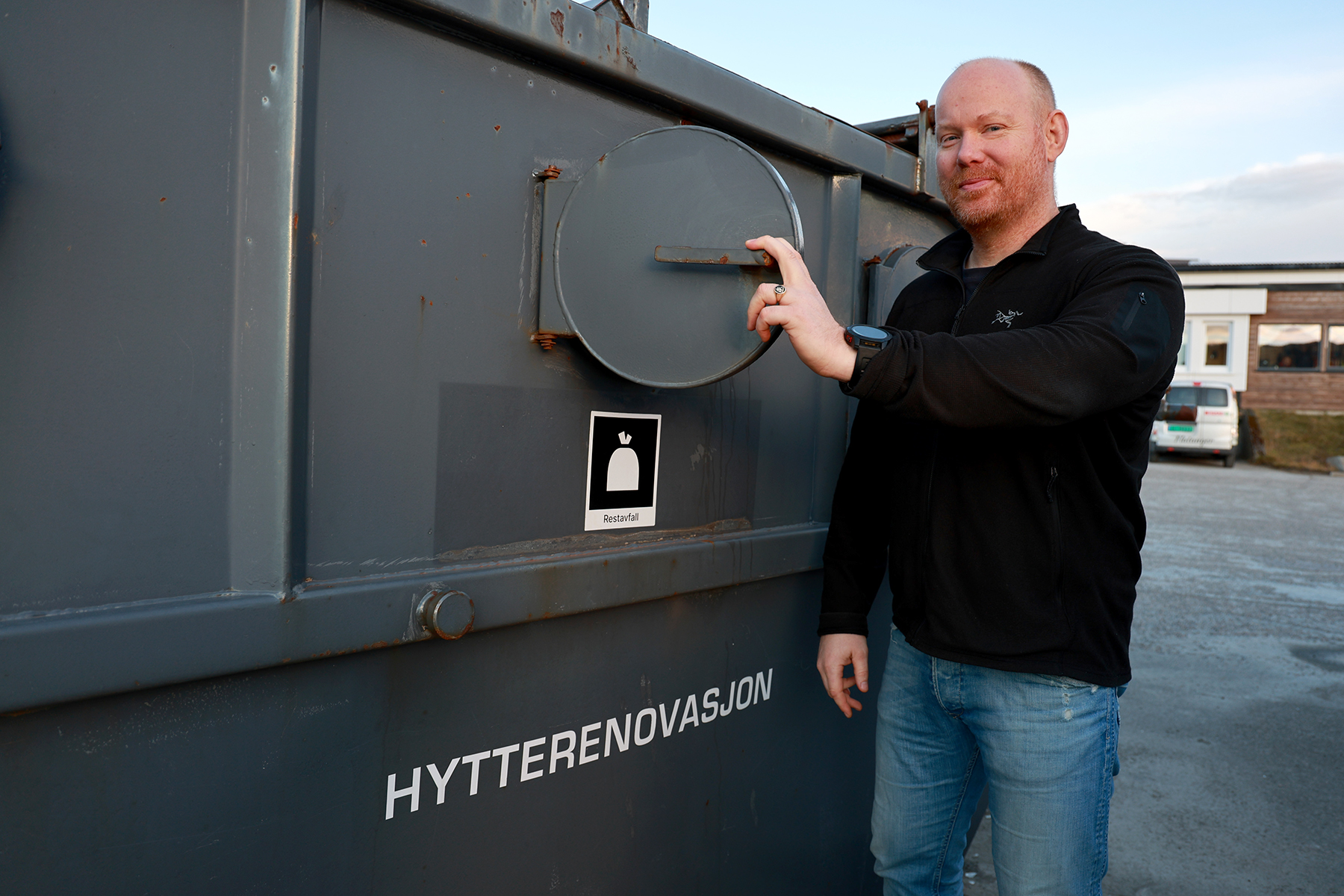 Bare Flatanger har disse konteinerne for hytterenovasjon. De skal nå byttes ut, forklarer Robert Gustavsen i MNA.