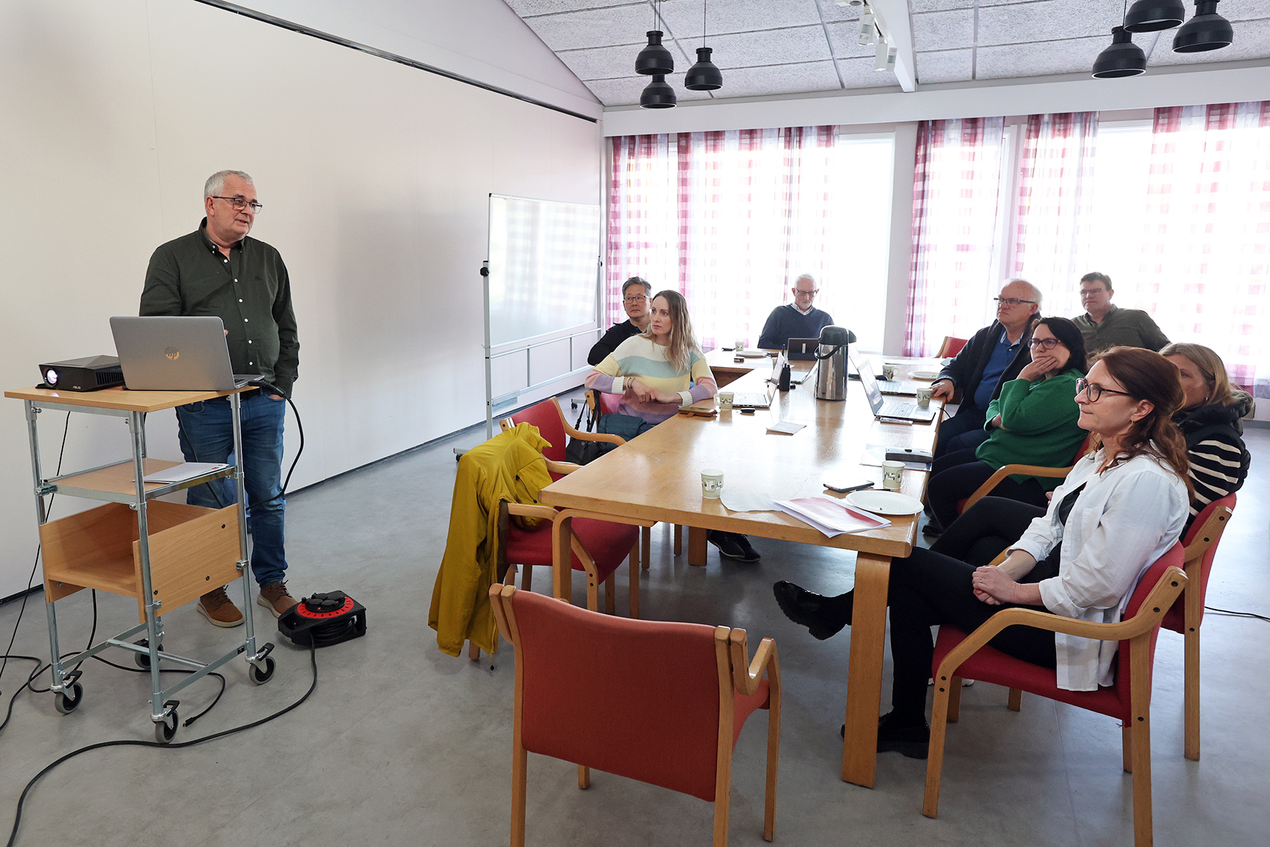 Daglig leder Frode Hegle i MN Vekst orienterte formannskapet om situasjonen for vaskeriet i Flatanger, og lanserte flere løsninger for å skaffe nye oppgaver til de ansatte.