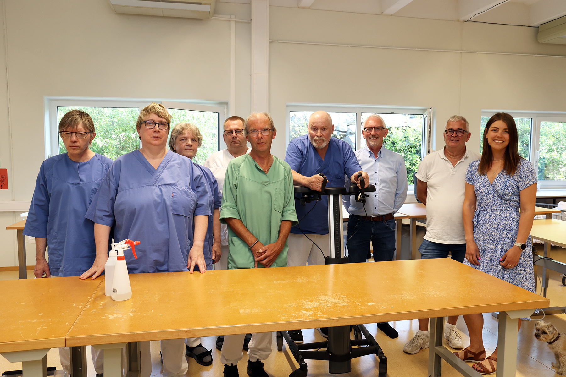 Ordf&oslash;rer Olav J&oslash;rgen Bj&oslash;rk&aring;s, daglig leder Frode Hegle og VTA-koordinator Ingrid Hildrum Aakervik i MN Vekst bes&oslash;kte mandag vaskeriet og tok en prat med de ansatte, som er inne i sin siste uke p&aring; vaskeriet. Fra venstre: Roger Frisendal, Ann Helen H&oslash;stland, Anne Marie Dahle, Johnny Havn, Arne Lindseth og P&aring;l Aage Trana H&oslash;stland.