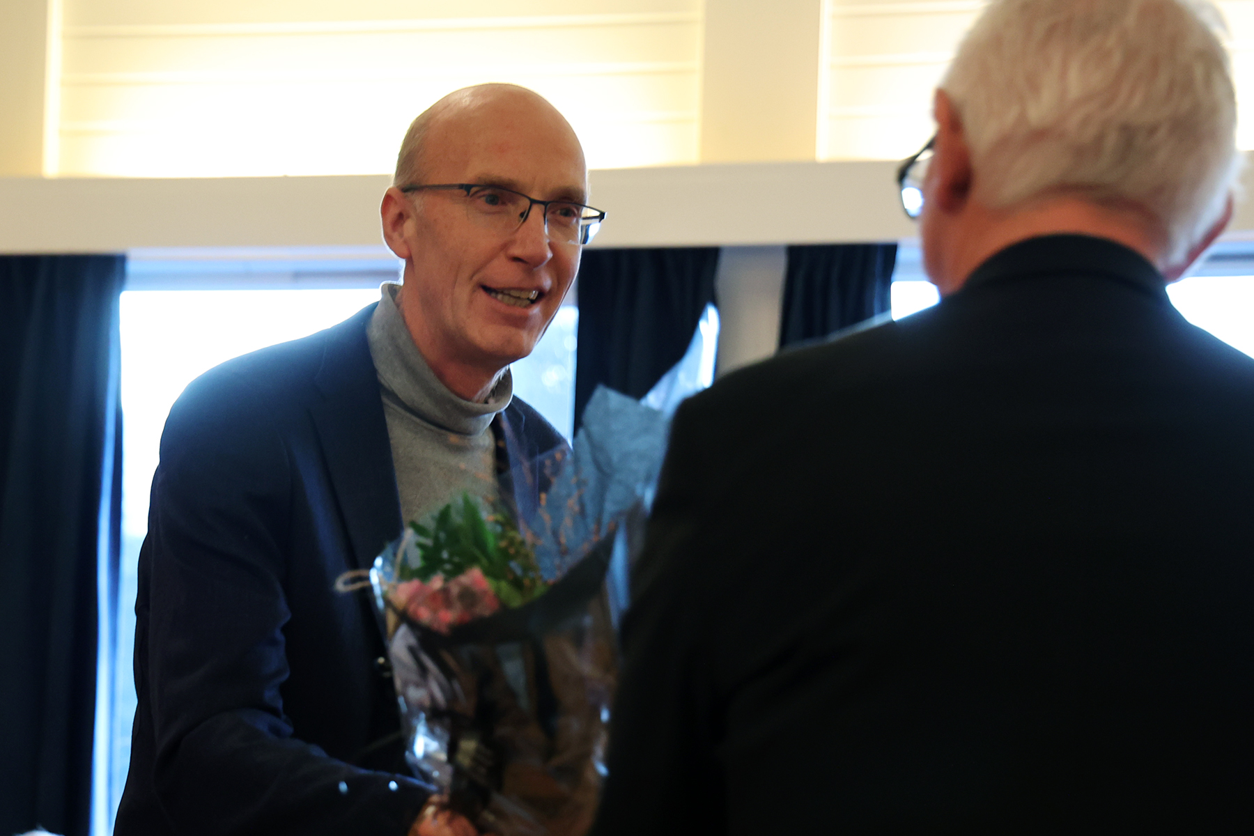 Kirkeverge Magne Bergslid stusset ogs&aring; over at de to kirkene i Flatanger behandles ulikt av Riksantikvaren. Her fra blomsteroverrekkelser under Vik kirkes 150-&aring;rsjubileum i november i fjor.