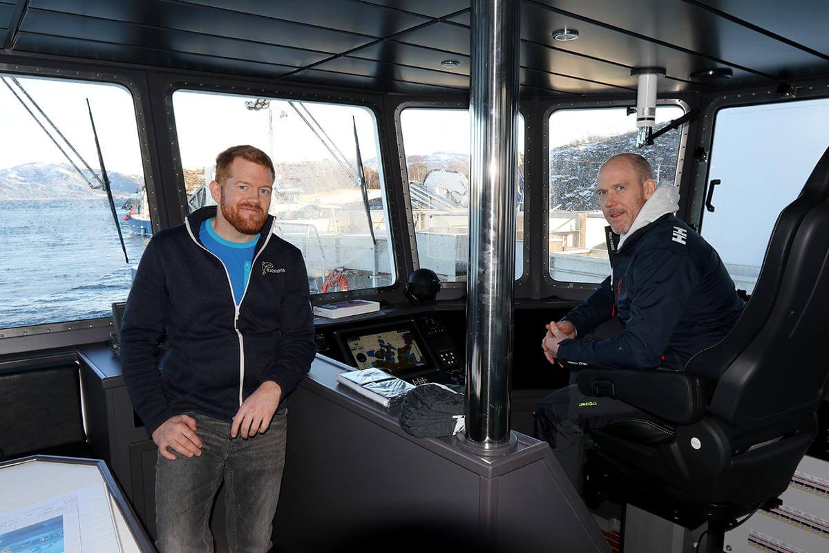 Espen Lindseth Havstein (til venstre) og Ken Sverre Høstland er godt fornøyd med nybåten.