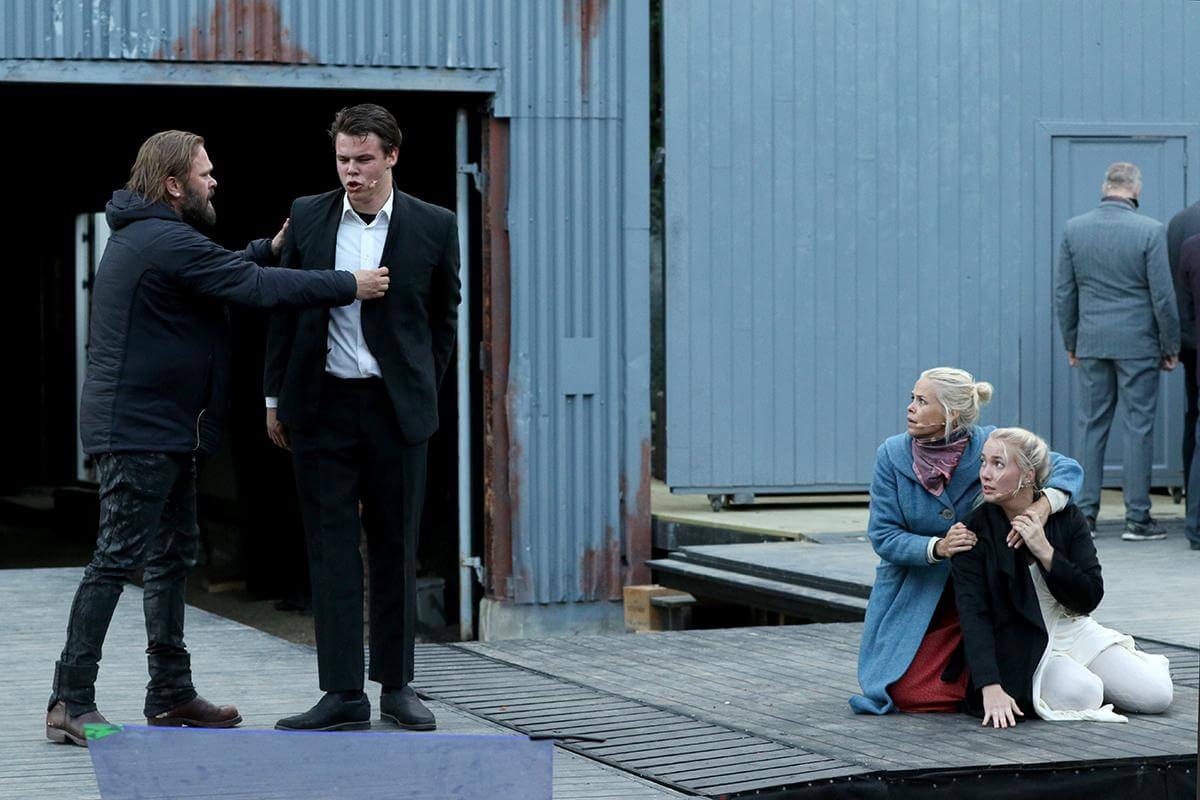 Maren Emilie Kl&oslash;ven Lein (til h&oslash;yre) skal spille mor til Inga. Her fra oppsetningen "Eplene i messehagen" i Malm, der hun spilte sammen med Evy Kasseth R&oslash;sten, Vetle R&oslash;sten Gran&aring;s og Joakim N&auml;tterqvis. (Arkivbilde)