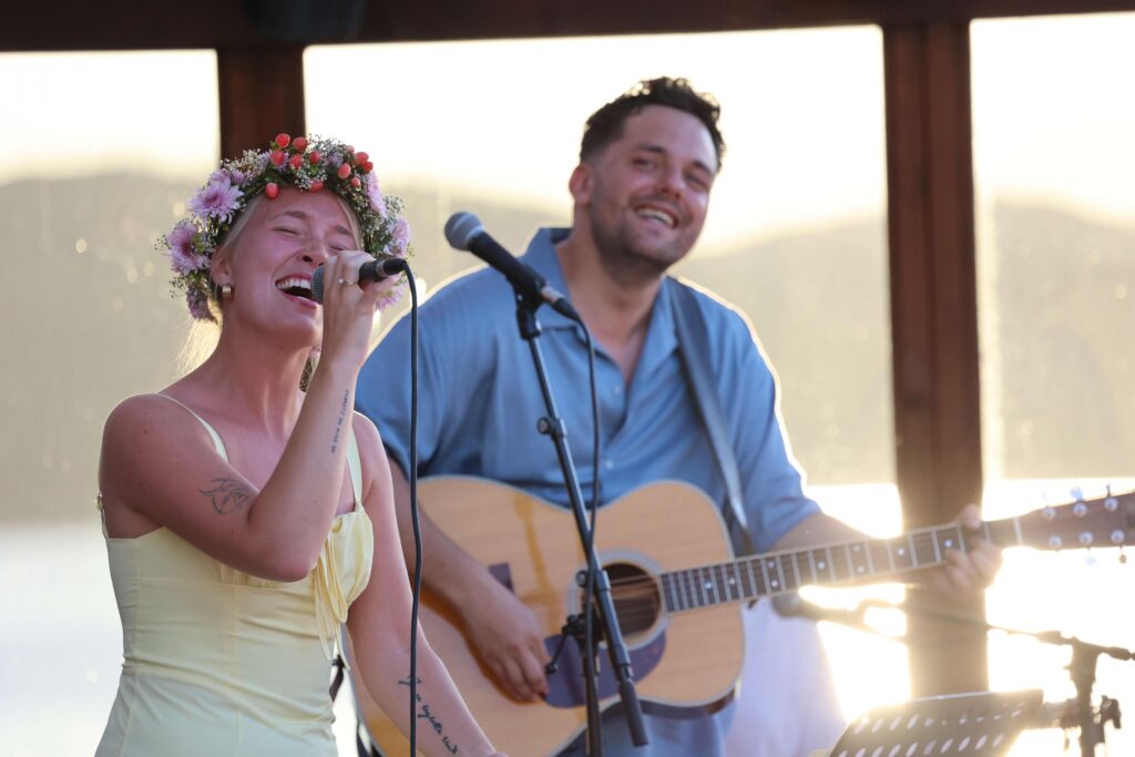 Midtsommar-stemninga ble komplett med Maren Emilie Kl&oslash;ven Leins blomsterkrans. 
