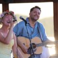 Midtsommar-stemninga ble komplett med Maren Emilie Kl&oslash;ven Leins blomsterkrans.