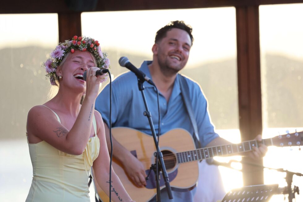 Midtsommar-stemninga ble komplett med Maren Emilie Kl&oslash;ven Leins blomsterkrans.