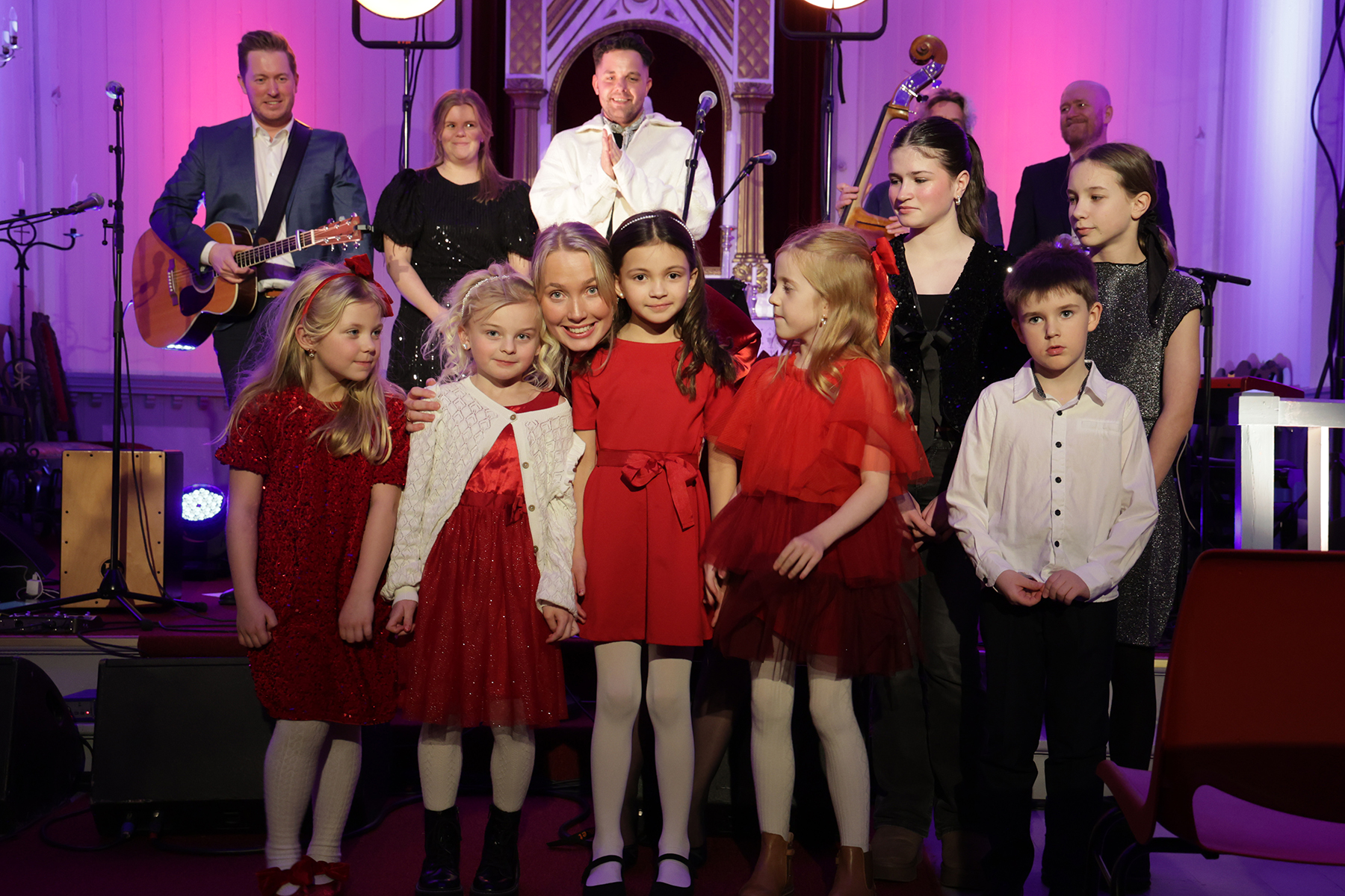 Kveldens artister mottok stående applaus fra ei fullsatt kirke!