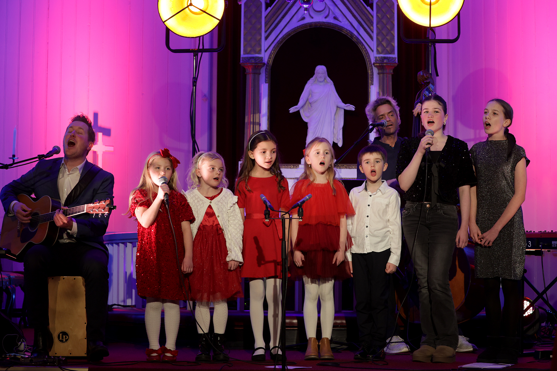 Julestemning da barnekoret sang "Santa Lucia" fra Jul i svingen. Fra venstre: Iben, Nora, Nathalie, Lotta, Stella og Daniel. Bak Elisia og Synne.