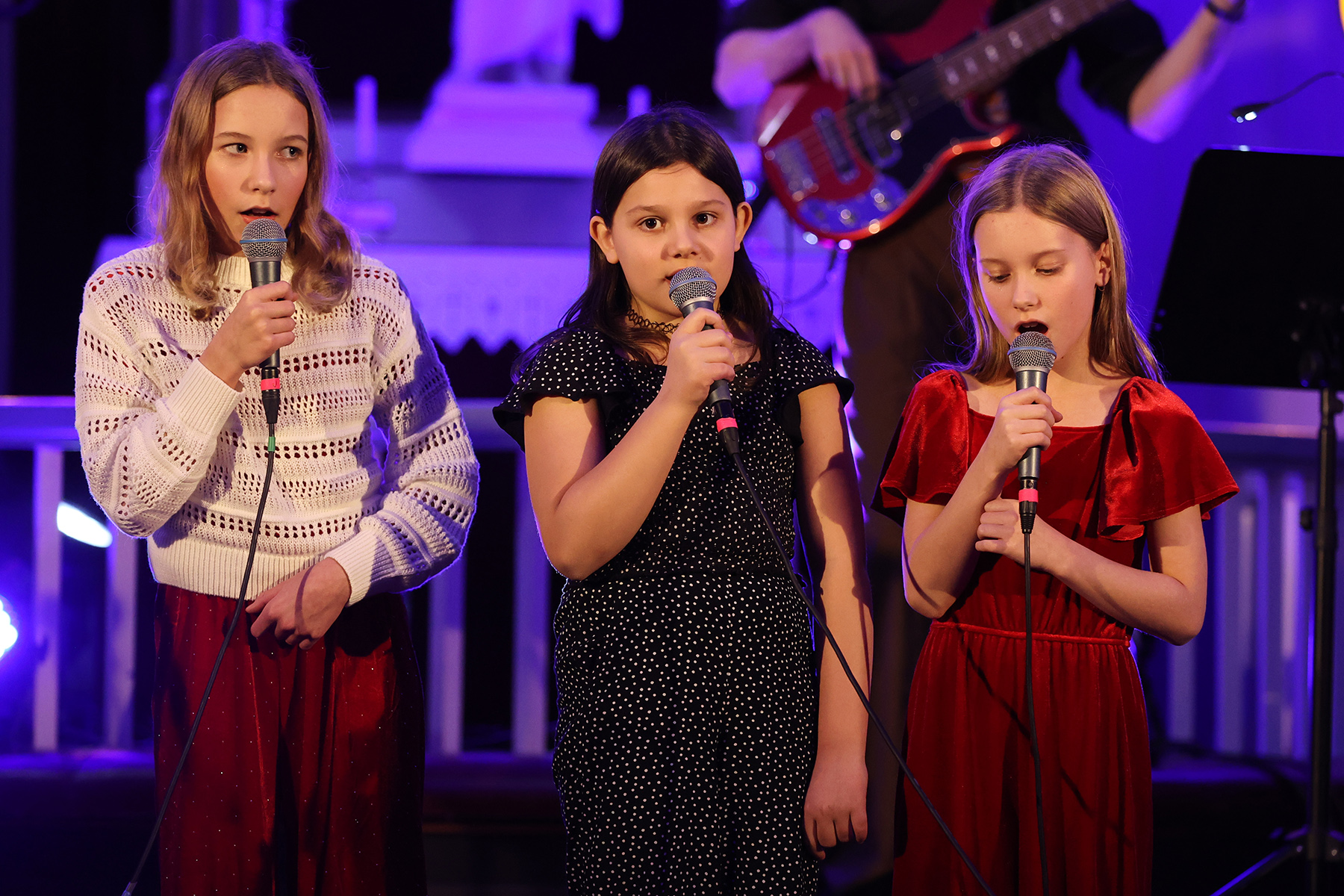 Synne (11), Ramona (9) og Sara (8) var litt nervøse på forhånd, men det kunne ingen merke da de framførte "Santa Lucia".