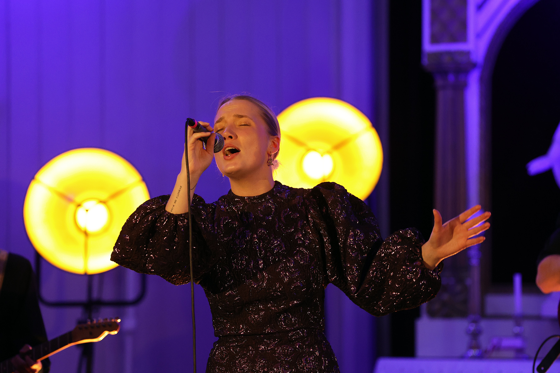 Maren Emilie i aksjon i Vik kirke.
