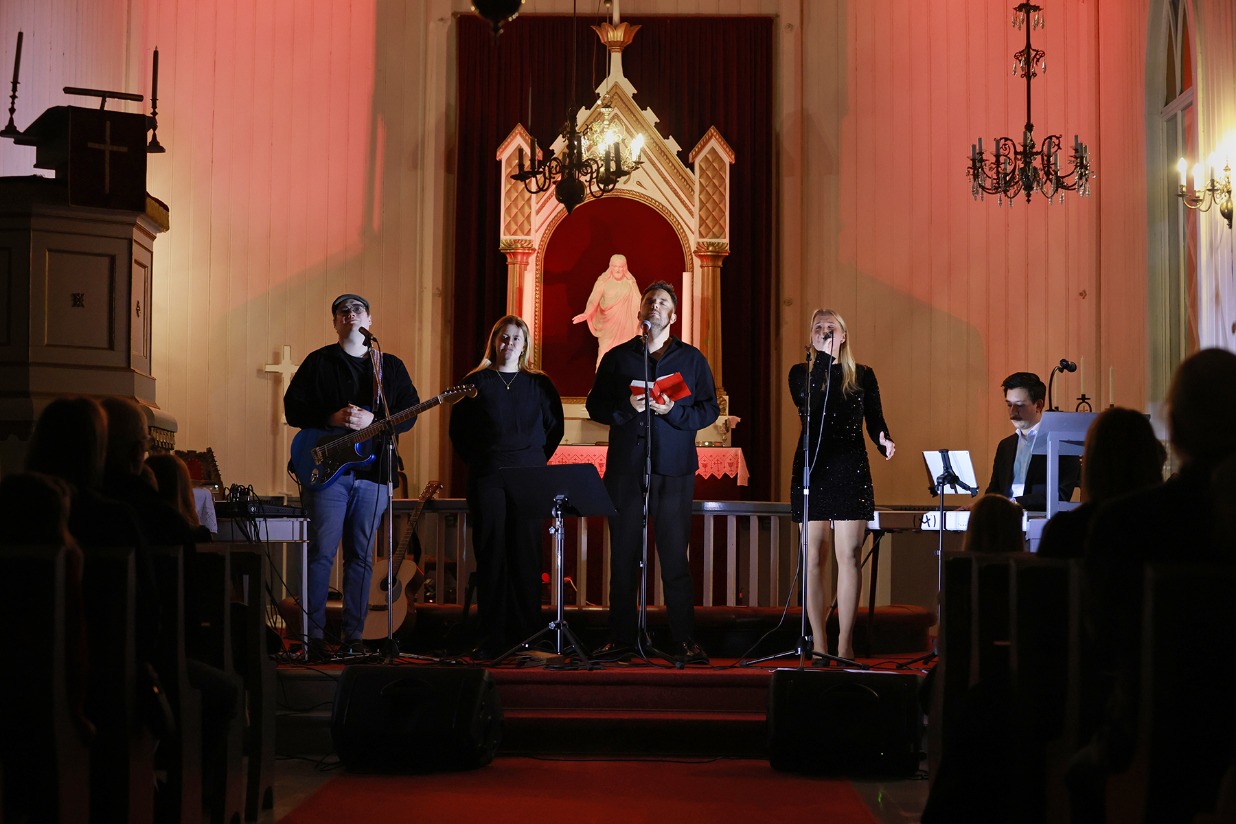 Konserten ble avsluttet med "Deilig er jorden". Fra venstre: Kristian Raanes, Ida Christine Myren, Sturla Fagerli Larsen, Maren Emilie Lein og Lars Frengstad.