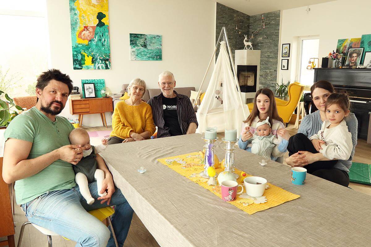 Storfamilien samlet, fra venstre: Frode D&oslash;lvik med Elias, Sonja og Knut Ekker, Lovise med Agnes og Margit med Lotta p&aring; fanget. Stores&oslash;ster Linnea var ikke hjemme da Flatangernytt var p&aring; bes&oslash;k.