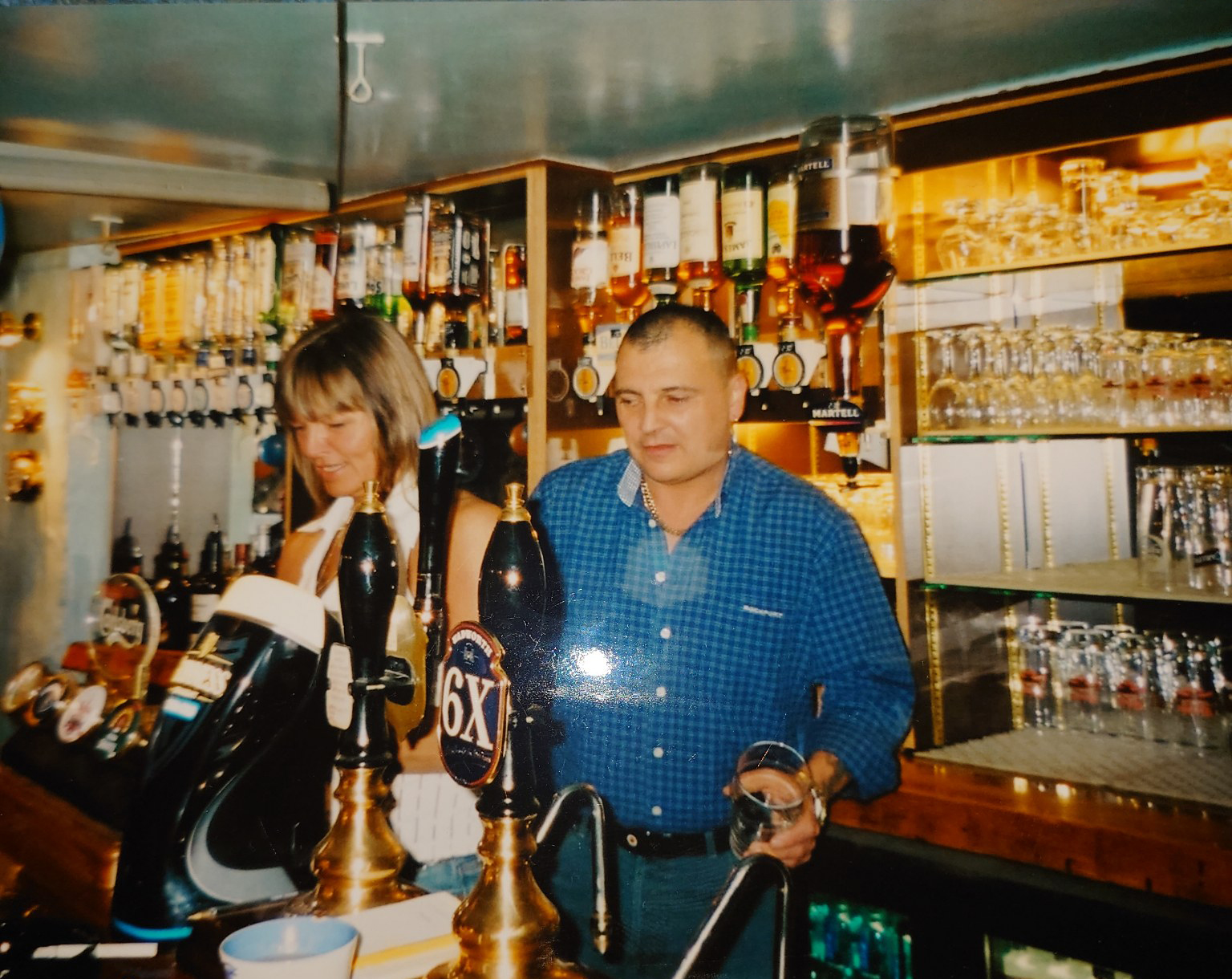 Marita var sjef på sin egen pub i 30 år, før hun kasta loss og satte kursen nordover. (Foto: Privat)