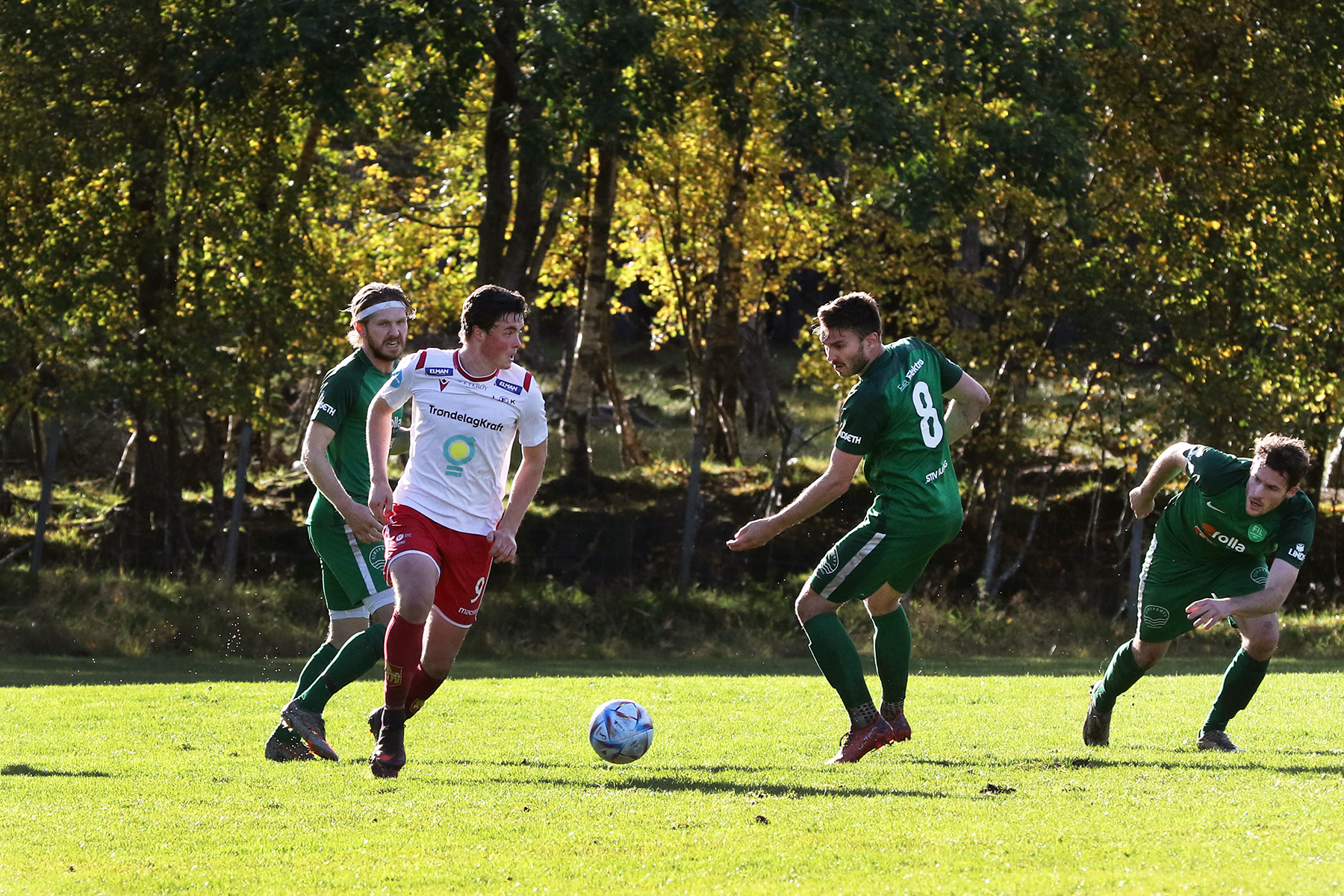 Marius Waterloo Høstland i kamp mot Flatangers Thomas Einvik, og med Karl Ivar Dahle Høstland i ryggen. (Foto: Hanne Marie Tyldum Ribsskog)