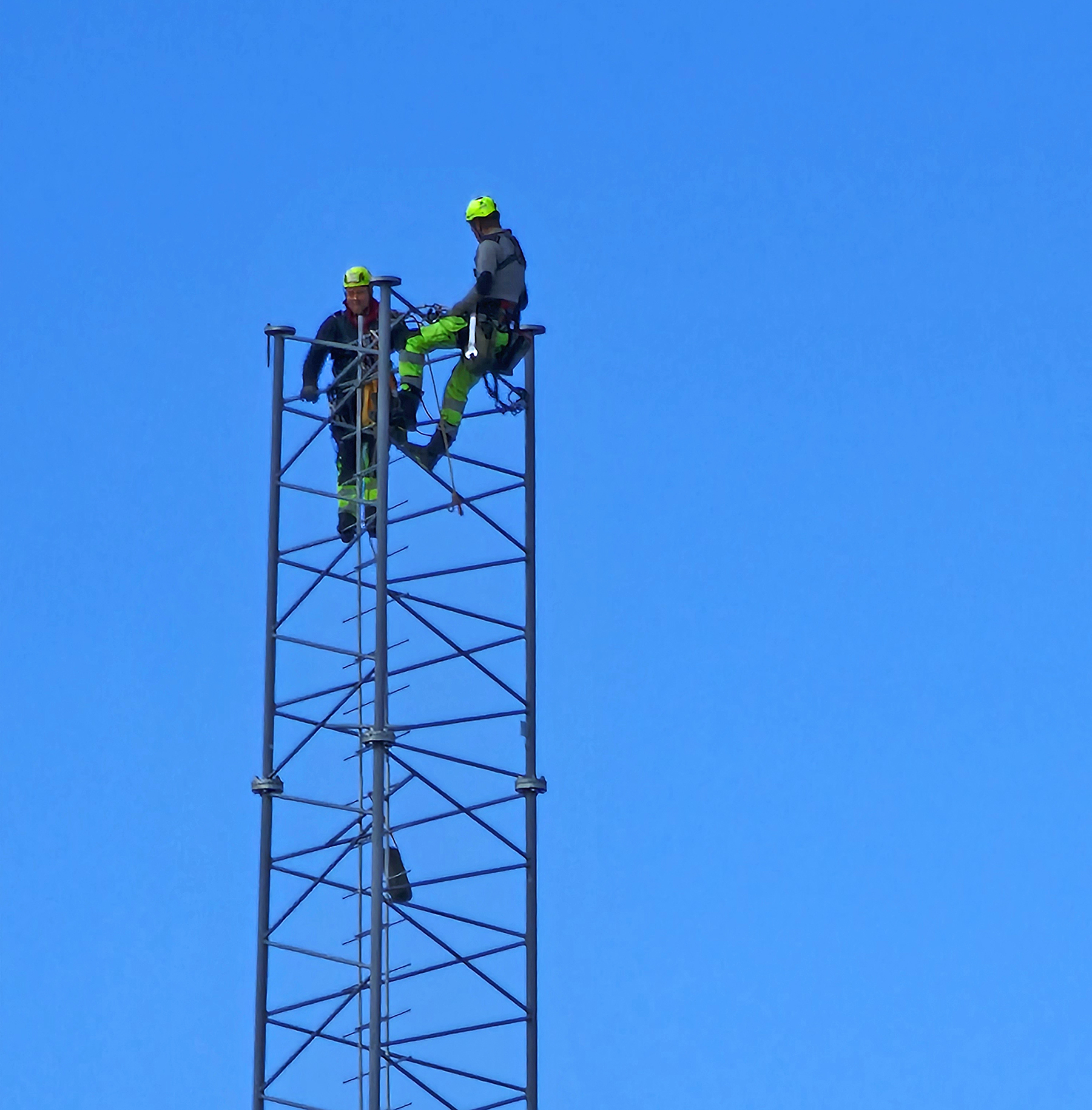 Montører satte sammen elementene etter hvert som de ble fløyet på plass med helikopter. (Foto: Airlift)