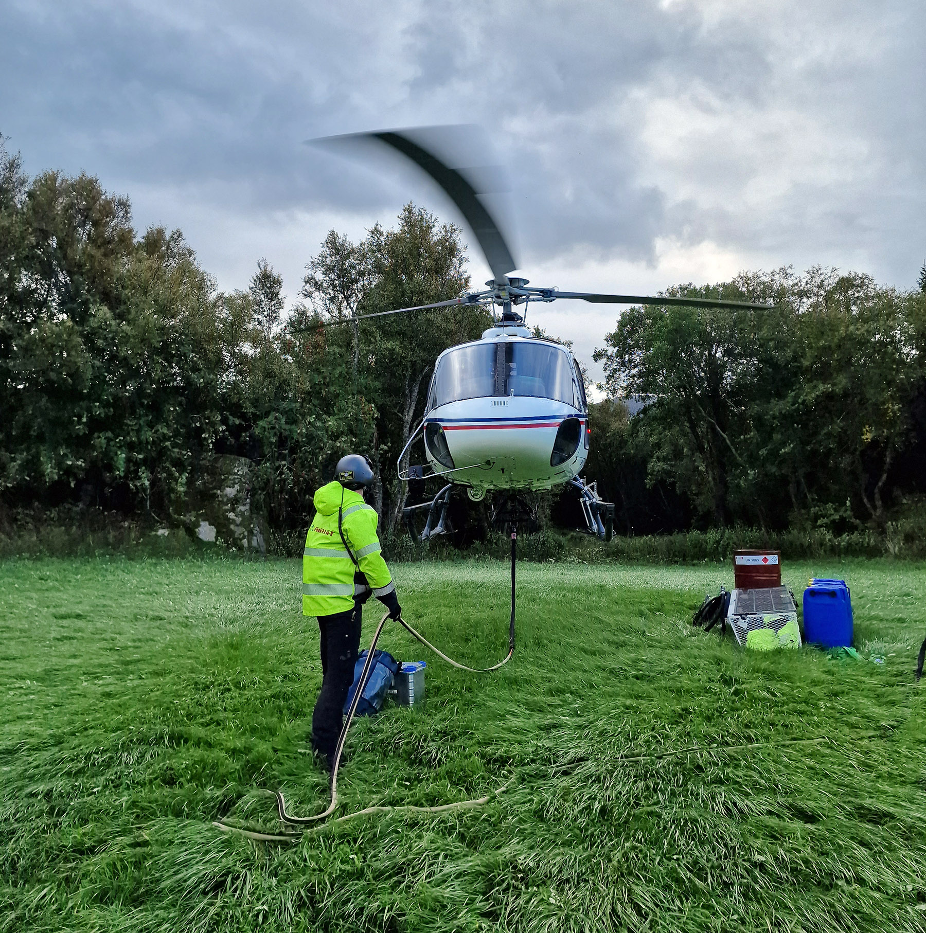 Ivar Opstad er på bakken og laster helikopteret. (Foto: Airlift)