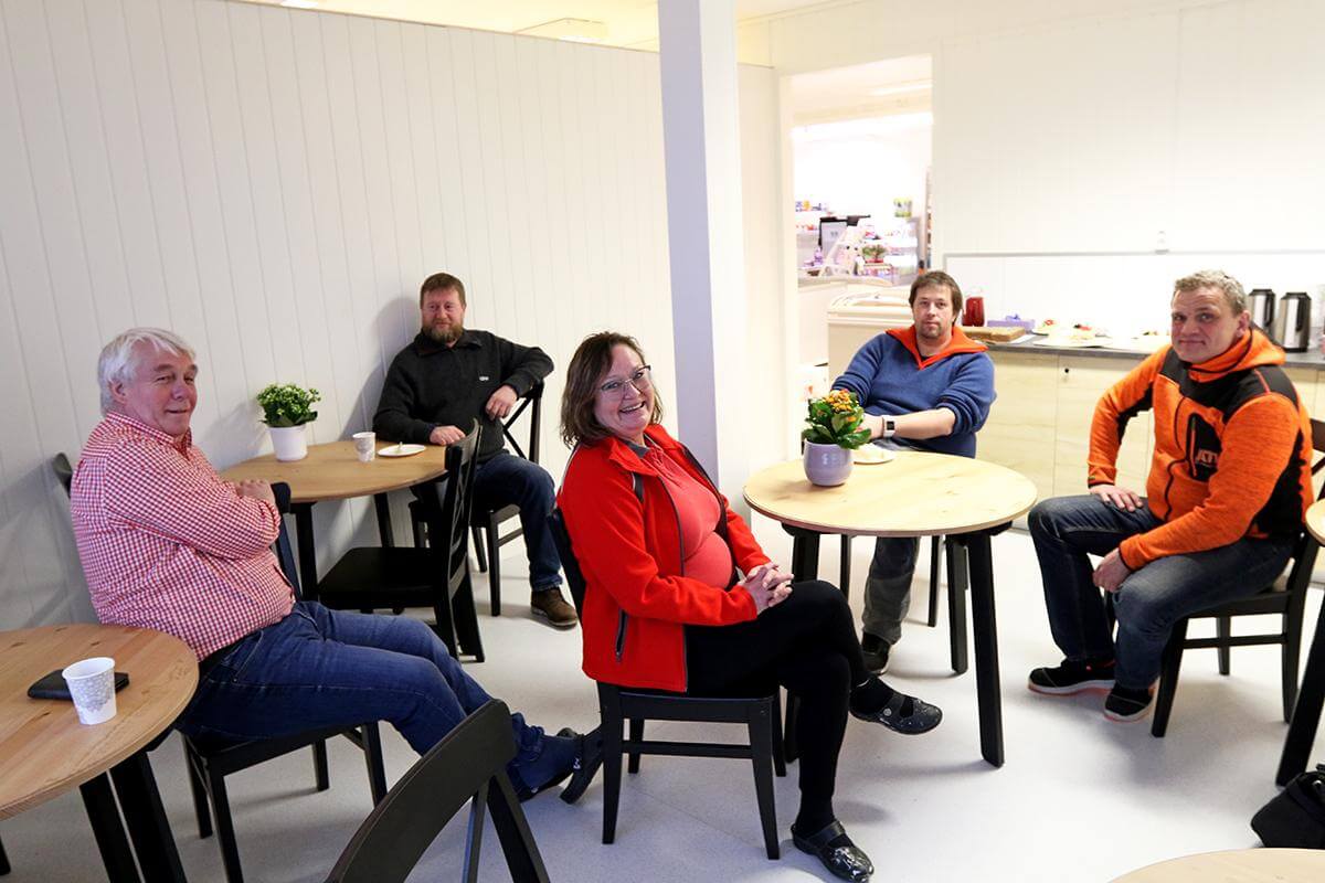 I kaffekroken serverte Gunhild Angen og Terje Johansen kaffe og kaker, og blant de mange som var innom, var Hans Flore (til venstre), Tom Arve Hågensen og Alf Åge Teigmo.