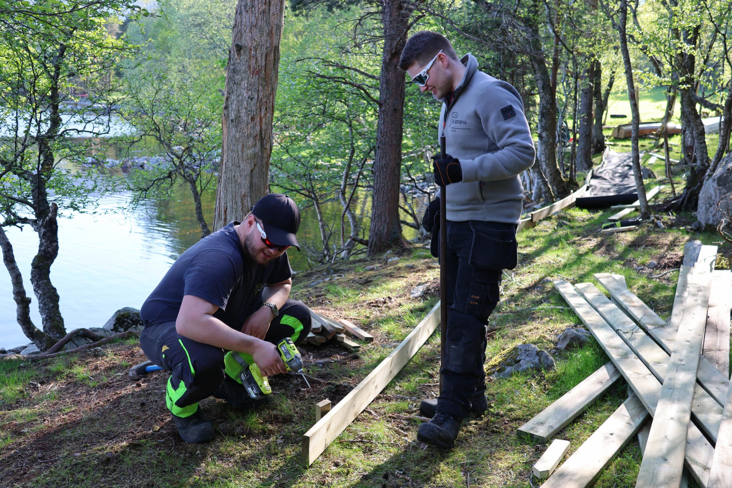 Mats og Vegar Fornes Hustad ser ikkje m&oslash;rkt p&aring; opg&aring;vene. 